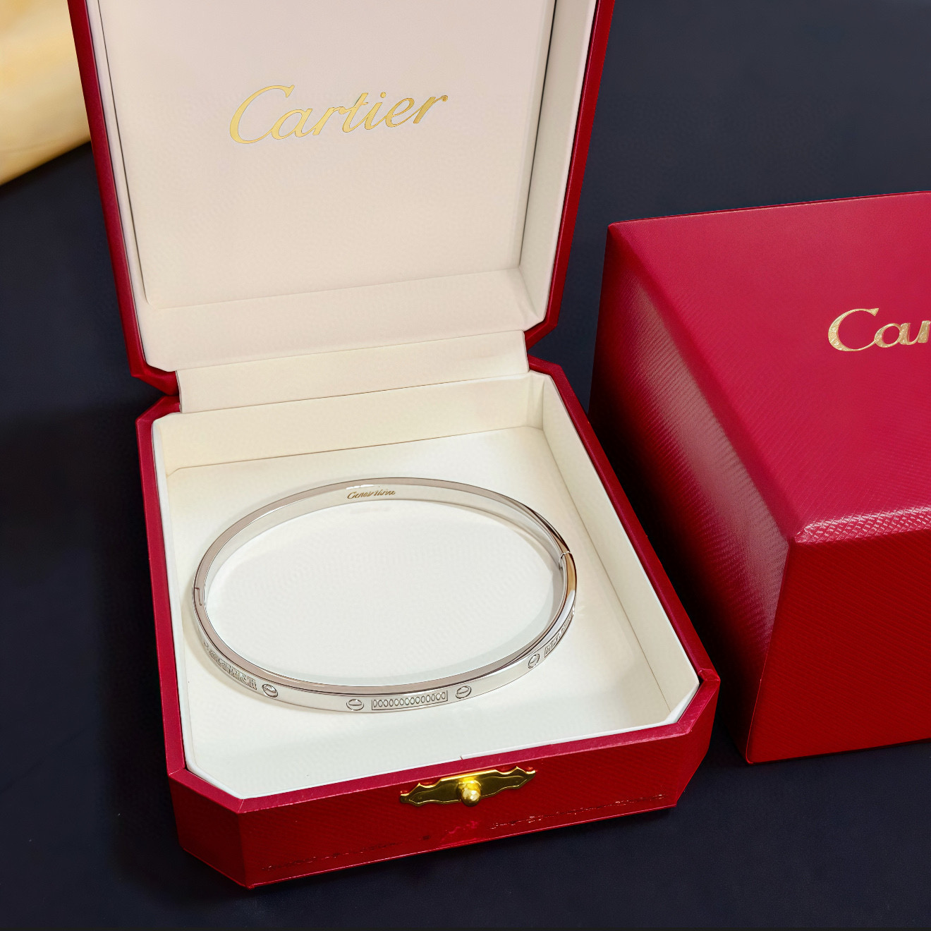 NO:642957,Cartier diamond-encrusted bracelet, high-end customized version, diamond-encrusted craftsmanship, V gold material, classic and fashionable style, reconstruct the aesthetics of love with sharp lines!  Breaking the rules, the diamond-encrusted design actually achieves the ceiling of high-end sense - no need for flashy accumulation, love should be as pure as ever. Cartier is loved by many celebrities and Internet celebrities. The Leopard series bracelet is absolutely an eternal classic, and it is not limited to men and women, and there is no age limit!  Wear it and you will be the center of attention!  , jewelry boutique, cartier, bracelet19860909卡地亚镶钻手镯 高端定制版本 镶嵌钻工艺 V金材质 经典而时尚风格 用凌厉线条重构爱情美学！打破常规,镶嵌钻设计反而成就高级感天花板——无需浮华堆砌,爱本应纯粹如初 卡地亚受众多明星网红的爱戴 豹子系列手镯 绝对是永恒经典 而且男女不限 年龄不限 ！戴上它你就是焦点！,饰品精品,cartier,bracelet,Jewelry