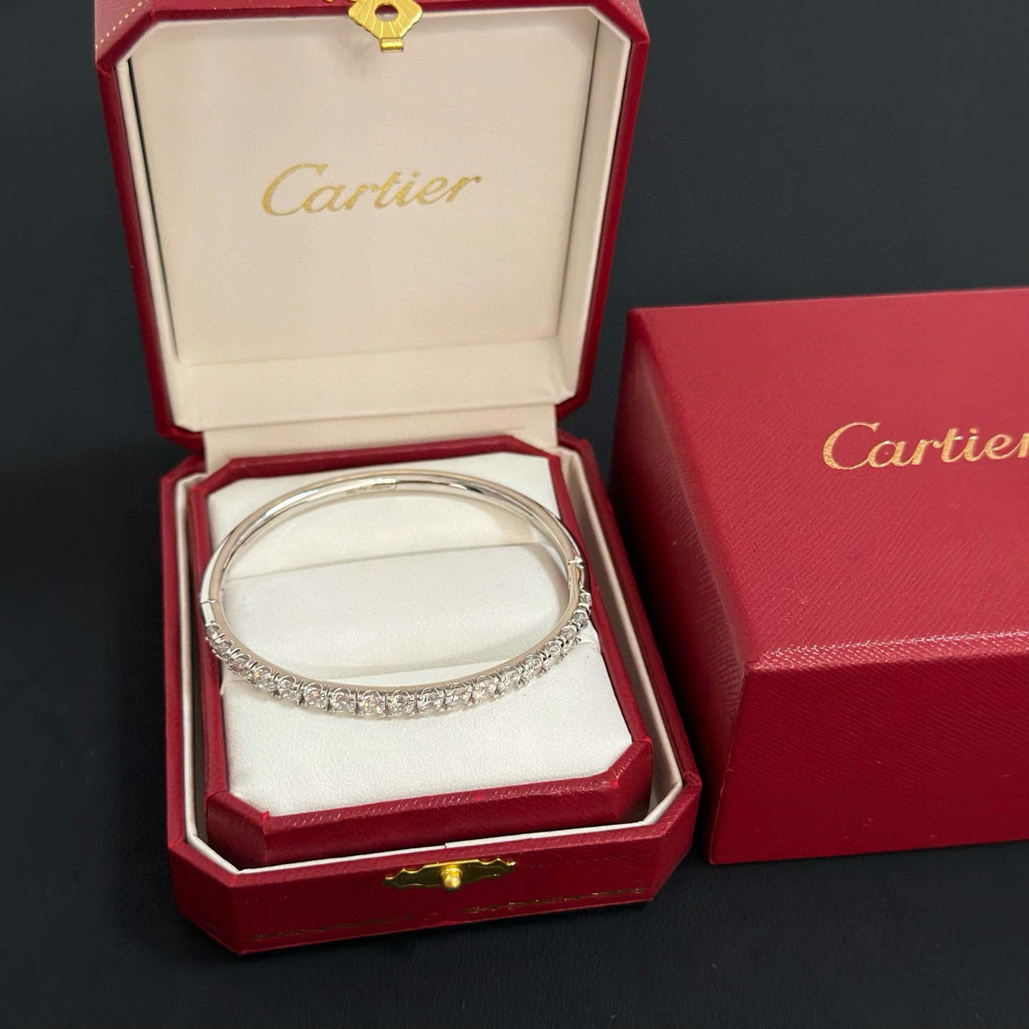 NO:642940,Cartier diamond-encrusted bracelet, high-end customized version, diamond-encrusted craftsmanship, V gold material, classic and fashionable style, reconstruct the aesthetics of love with sharp lines!  Breaking the rules, the diamond-encrusted design actually achieves the ceiling of high-end sense - no need for flashy accumulation, love should be as pure as ever. Cartier is loved by many celebrities and Internet celebrities. The Leopard series bracelet is absolutely an eternal classic, and it is not limited to men and women, and there is no age limit!  Wear it and you will be the center of attention!  , jewelry boutique, cartier, bracelet19860909卡地亚镶钻手镯 高端定制版本 镶嵌钻工艺 V金材质 经典而时尚风格 用凌厉线条重构爱情美学！打破常规,镶嵌钻设计反而成就高级感天花板——无需浮华堆砌,爱本应纯粹如初 卡地亚受众多明星网红的爱戴 豹子系列手镯 绝对是永恒经典 而且男女不限 年龄不限 ！戴上它你就是焦点！,饰品精品,cartier,bracelet,Jewelry