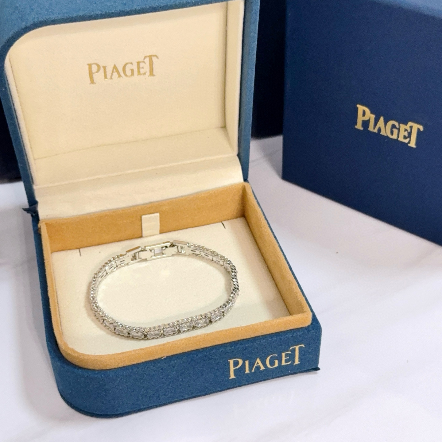 NO:642946,Piaget bracelet is a high-end customized version with diamond inlay technology and V-gold material. The details are full of luxury. The metal texture and texture complement each other and shine under the light, reflecting the luxury and elegance. Whether it is a business occasion or a sweet date, it can highlight the delicacy and elegance. It is so beautiful to get it. It is definitely your dream bracelet., jewelry boutique, Piaget, bracelet19860909Piaget伯爵手链 高端定制版本 镶嵌钻工艺 ,V金材质 ,细节处尽显奢华.金属质感与纹理相互映衬,光线之下,熠熠生辉,体现了奢华与典雅的气质.无论是商务场合还是甜蜜约会都能凸显精致和优雅~上手都太美了,绝对是你的梦中情镯.,饰品精品,piaget,bracelet,Jewelry