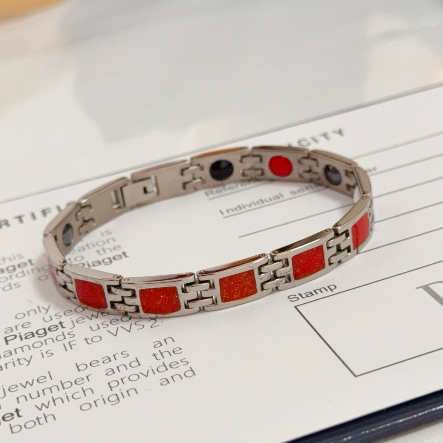 NO:642952,Piaget bracelet is a high-end customized version with diamond inlay technology and V-gold material. The details are full of luxury. The metal texture and texture complement each other and shine under the light, reflecting the luxury and elegance. Whether it is a business occasion or a sweet date, it can highlight the delicacy and elegance. It is so beautiful to get it. It is definitely your dream bracelet., jewelry boutique, Piaget, bracelet19860909Piaget伯爵手链 高端定制版本 镶嵌钻工艺 ,V金材质 ,细节处尽显奢华.金属质感与纹理相互映衬,光线之下,熠熠生辉,体现了奢华与典雅的气质.无论是商务场合还是甜蜜约会都能凸显精致和优雅~上手都太美了,绝对是你的梦中情镯.,饰品精品,piaget,bracelet,Jewelry