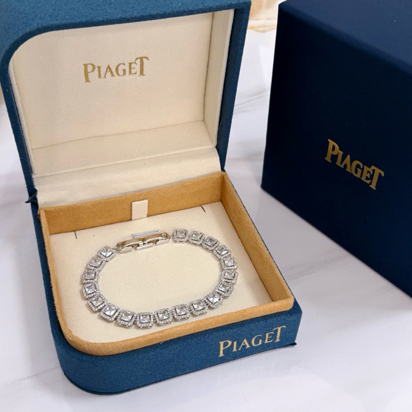 NO:642958,Piaget bracelet is a high-end customized version with diamond inlay technology and V-gold material. The details are full of luxury. The metal texture and texture complement each other and shine under the light, reflecting the luxury and elegance. Whether it is a business occasion or a sweet date, it can highlight the delicacy and elegance. It is so beautiful to get it. It is definitely your dream bracelet., jewelry boutique, Piaget, bracelet19860909Piaget伯爵手链 高端定制版本 镶嵌钻工艺 ,V金材质 ,细节处尽显奢华.金属质感与纹理相互映衬,光线之下,熠熠生辉,体现了奢华与典雅的气质.无论是商务场合还是甜蜜约会都能凸显精致和优雅~上手都太美了,绝对是你的梦中情镯.,饰品精品,piaget,bracelet,Jewelry