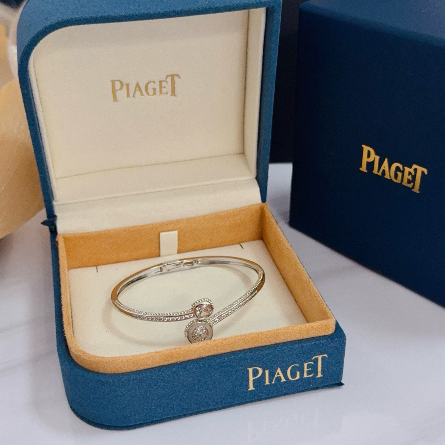 NO:642961,Piaget bracelet, high-end customized version, inlaid with diamonds, made of V gold material, showing luxury in every detail. The metal texture and texture complement each other, shining under the light, reflecting the luxury and elegance. Whether it is a business occasion or a sweet date, it can highlight the delicacy and elegance~ It is so beautiful to get it, it is definitely your dream bracelet., jewelry boutique, Piaget, bracelet19860909Piaget伯爵手镯, 高端定制版本 镶嵌钻工艺 ,V金材质 ,细节处尽显奢华.金属质感与纹理相互映衬,光线之下,熠熠生辉,体现了奢华与典雅的气质.无论是商务场合还是甜蜜约会都能凸显精致和优雅~上手都太美了,绝对是你的梦中情镯.,饰品精品,piaget,bracelet,Jewelry