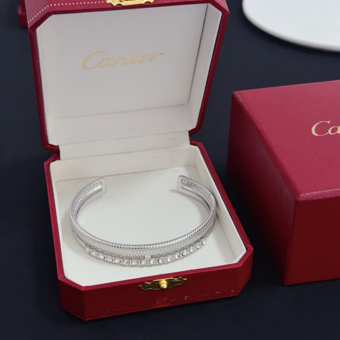 NO:642941,Cartier diamond-encrusted bracelet, high-end customized version, diamond-encrusted craftsmanship, V gold material, classic and fashionable style, reconstruct the aesthetics of love with sharp lines!  Breaking the rules, the diamond-encrusted design actually achieves the ceiling of high-end sense - no need for flashy accumulation, love should be as pure as ever. Cartier is loved by many celebrities and Internet celebrities. The Leopard series bracelet is absolutely an eternal classic, and it is not limited to men and women, and there is no age limit!  Wear it and you will be the center of attention!  , jewelry boutique, cartier, bracelet19860909卡地亚镶钻手镯 高端定制版本 镶嵌钻工艺 V金材质 经典而时尚风格 用凌厉线条重构爱情美学！打破常规,镶嵌钻设计反而成就高级感天花板——无需浮华堆砌,爱本应纯粹如初 卡地亚受众多明星网红的爱戴 豹子系列手镯 绝对是永恒经典 而且男女不限 年龄不限 ！戴上它你就是焦点！,饰品精品,cartier,bracelet,Jewelry