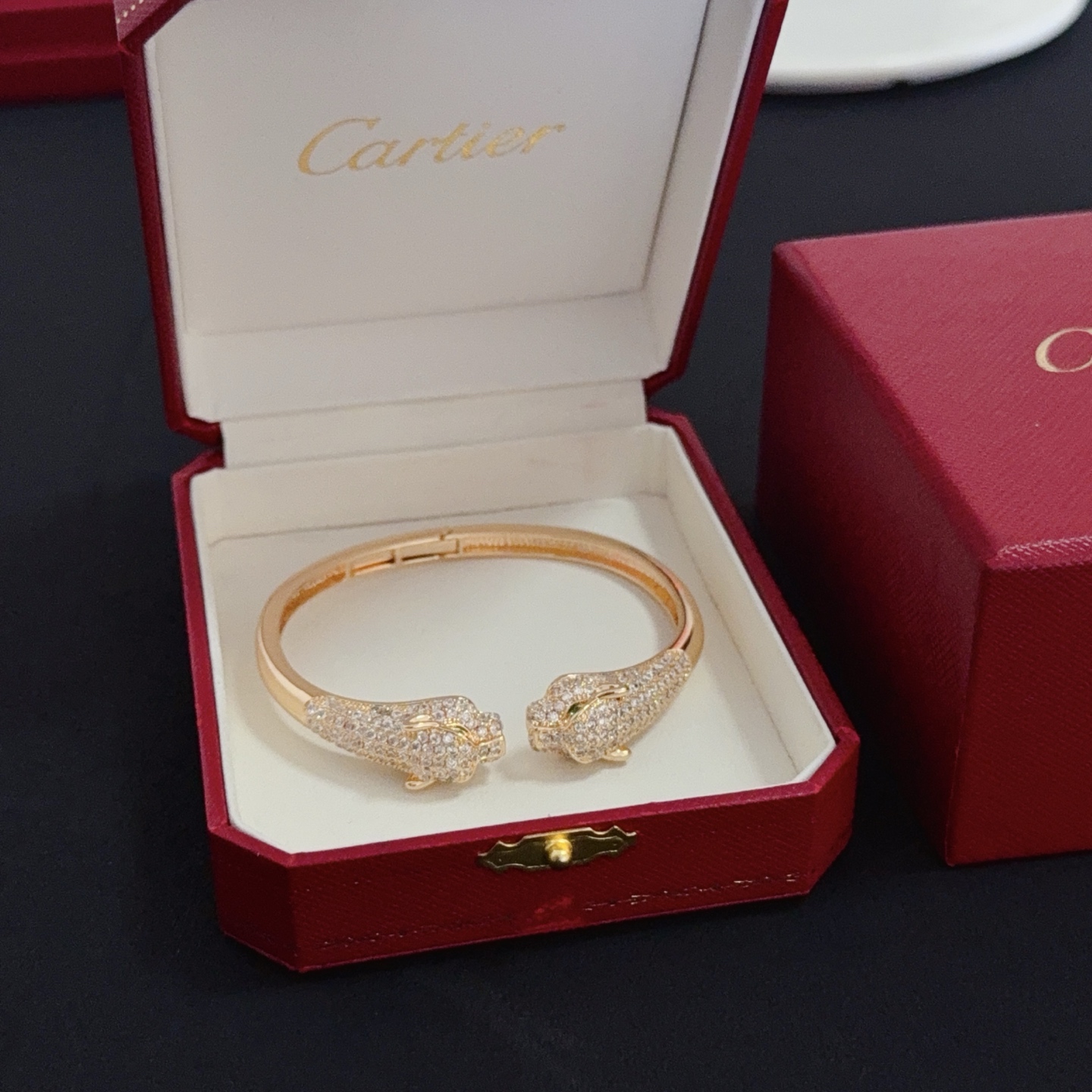 NO:642944,Cartier diamond-encrusted cheetah bracelet, high-end customized version, diamond-encrusted craftsmanship, V-gold material, classic and fashionable style, using sharp lines to reconstruct the aesthetics of love!  Breaking the rules, the diamond-encrusted design actually achieves the ceiling of high-end sense - no need for flashy accumulation, love should be as pure as ever. Cartier is loved by many celebrities and Internet celebrities. The Leopard series bracelet is absolutely an eternal classic, and it is not limited to men and women, and there is no age limit!  Wear it and you will be the center of attention!  , jewelry boutique, cartier, bracelet19860909卡地亚镶钻猎豹手镯 高端定制版本 镶嵌钻工艺 V金材质 经典而时尚风格 用凌厉线条重构爱情美学！打破常规,镶嵌钻设计反而成就高级感天花板——无需浮华堆砌,爱本应纯粹如初 卡地亚受众多明星网红的爱戴 豹子系列手镯 绝对是永恒经典 而且男女不限 年龄不限 ！戴上它你就是焦点！,饰品精品,cartier,bracelet,Jewelry