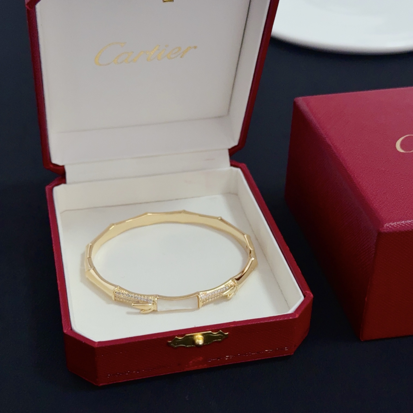 NO:642947,Cartier diamond-encrusted bracelet, high-end customized version, diamond-encrusted craftsmanship, V gold material, classic and fashionable style, reconstruct the aesthetics of love with sharp lines!  Breaking the rules, the diamond-encrusted design actually achieves the ceiling of high-end sense - no need for flashy accumulation, love should be as pure as ever. Cartier is loved by many celebrities and Internet celebrities. The Leopard series bracelet is absolutely an eternal classic, and it is not limited to men and women, and there is no age limit!  Wear it and you will be the center of attention!  , jewelry boutique, cartier, bracelet19860909卡地亚镶钻手镯 高端定制版本 镶嵌钻工艺 V金材质 经典而时尚风格 用凌厉线条重构爱情美学！打破常规,镶嵌钻设计反而成就高级感天花板——无需浮华堆砌,爱本应纯粹如初 卡地亚受众多明星网红的爱戴 豹子系列手镯 绝对是永恒经典 而且男女不限 年龄不限 ！戴上它你就是焦点！,饰品精品,cartier,bracelet,Jewelry