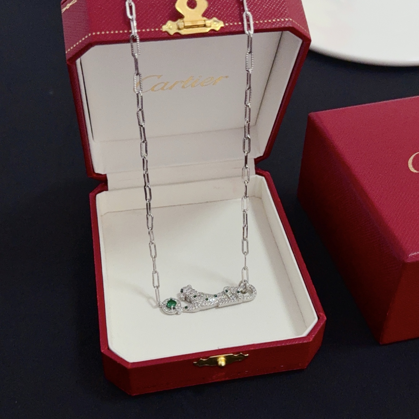 NO:642953,Cartier cheetah necklace, high-end customized version, inlaid with diamonds, V-gold material, classic and fashionable style, reconstructing the aesthetics of love with sharp lines!  Breaking the rules, the diamond-encrusted design actually achieves the ceiling of high-end sense - no need for flashy accumulation, love should be as pure as ever. Cartier is loved by many celebrities and Internet celebrities. The Leopard series bracelet is absolutely an eternal classic, and it is not limited to men and women, and there is no age limit!  Wear it and you will be the center of attention!  , jewelry boutique,cartier,necklace,bracelet19860909卡地亚猎豹项链 高端定制版本 镶嵌钻工艺 V金材质 经典而时尚风格 用凌厉线条重构爱情美学！打破常规,镶嵌钻设计反而成就高级感天花板——无需浮华堆砌,爱本应纯粹如初 卡地亚受众多明星网红的爱戴 豹子系列手镯 绝对是永恒经典 而且男女不限 年龄不限 ！戴上它你就是焦点！,饰品精品,cartier,necklace,bracelet,Jewelry