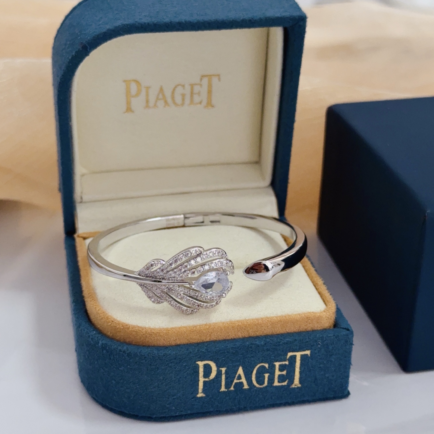 NO:642956,Piaget bracelet, high-end customized version, inlaid with diamonds, made of V gold material, showing luxury in every detail. The metal texture and texture complement each other, shining under the light, reflecting the luxury and elegance. Whether it is a business occasion or a sweet date, it can highlight the delicacy and elegance~ It is so beautiful to get it, it is definitely your dream bracelet., jewelry boutique, Piaget, bracelet19860909Piaget伯爵手镯, 高端定制版本 镶嵌钻工艺 ,V金材质 ,细节处尽显奢华.金属质感与纹理相互映衬,光线之下,熠熠生辉,体现了奢华与典雅的气质.无论是商务场合还是甜蜜约会都能凸显精致和优雅~上手都太美了,绝对是你的梦中情镯.,饰品精品,piaget,bracelet,Jewelry