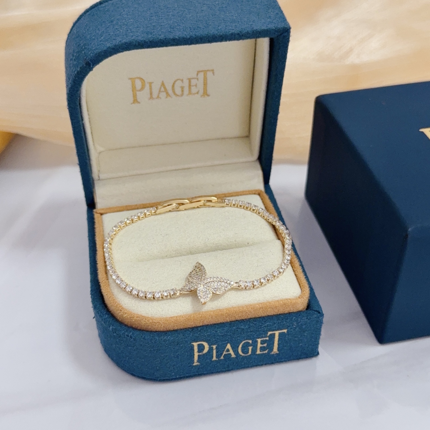 NO:642959,Piaget bracelet, high-end customized version, inlaid with diamonds, made of V gold material, showing luxury in every detail. The metal texture and texture complement each other, shining under the light, reflecting the luxury and elegance. Whether it is a business occasion or a sweet date, it can highlight the delicacy and elegance~ It is so beautiful to get it, it is definitely your dream bracelet., jewelry boutique, Piaget, bracelet19860909Piaget伯爵手链,高端定制版本 镶嵌钻工艺 ,V金材质 ,细节处尽显奢华.金属质感与纹理相互映衬,光线之下,熠熠生辉,体现了奢华与典雅的气质.无论是商务场合还是甜蜜约会都能凸显精致和优雅~上手都太美了,绝对是你的梦中情镯.,饰品精品,piaget,bracelet,Jewelry