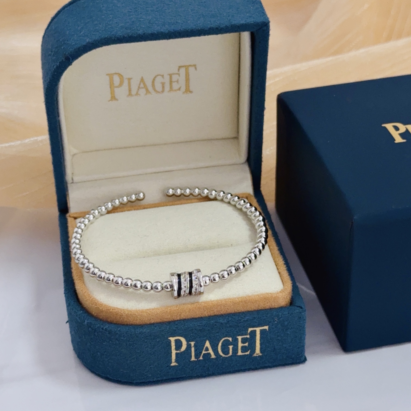 NO:642962,Piaget bracelet, high-end customized version, inlaid with diamonds, made of V gold material, showing luxury in every detail. The metal texture and texture complement each other, shining under the light, reflecting the luxury and elegance. Whether it is a business occasion or a sweet date, it can highlight the delicacy and elegance~ It is so beautiful to get it, it is definitely your dream bracelet., jewelry boutique, Piaget, bracelet19860909Piaget伯爵手镯, 高端定制版本 镶嵌钻工艺 ,V金材质 ,细节处尽显奢华.金属质感与纹理相互映衬,光线之下,熠熠生辉,体现了奢华与典雅的气质.无论是商务场合还是甜蜜约会都能凸显精致和优雅~上手都太美了,绝对是你的梦中情镯.,饰品精品,piaget,bracelet,Jewelry
