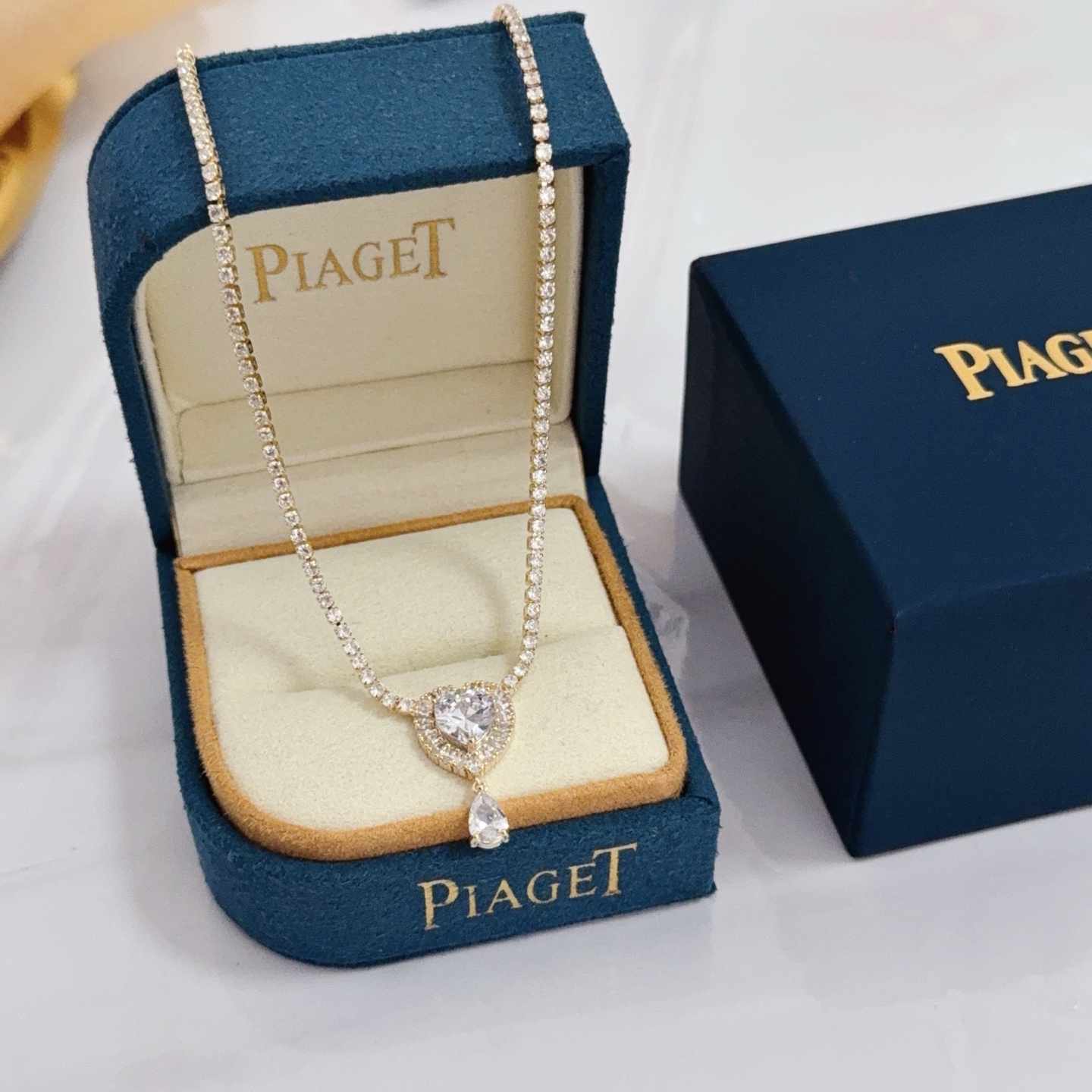 NO:642965,Piaget necklace is a high-end customized version with diamond inlay technology and V-gold material. The details are full of luxury. The metal texture and texture complement each other and shine under the light. It is low-key yet luxurious and charming. Whether it is a business occasion or a sweet date, it can highlight sophistication and elegance~, jewelry boutique, Piaget, necklace19860909Piaget伯爵项链 高端定制版本 镶嵌钻工艺 ,V金材质 ,细节处尽显奢华.金属质感与纹理相互映衬,光线之下,熠熠生辉,低调又不失奢华魅力,无论是商务场合还是甜蜜约会都能凸显精致和优雅~,饰品精品,piaget,necklace,Jewelry