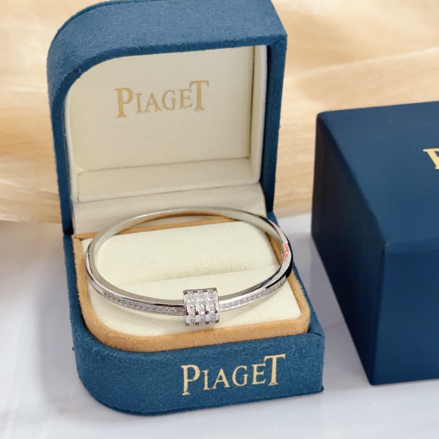 NO:642966,Piaget bracelet, high-end customized version, inlaid with diamonds, made of V gold material, showing luxury in every detail. The metal texture and texture complement each other, shining under the light, reflecting the luxury and elegance. Whether it is a business occasion or a sweet date, it can highlight the delicacy and elegance~ It is so beautiful to get it, it is definitely your dream bracelet., jewelry boutique, Piaget, bracelet19860909Piaget伯爵手镯, 高端定制版本 镶嵌钻工艺 ,V金材质 ,细节处尽显奢华.金属质感与纹理相互映衬,光线之下,熠熠生辉,体现了奢华与典雅的气质.无论是商务场合还是甜蜜约会都能凸显精致和优雅~上手都太美了,绝对是你的梦中情镯.,饰品精品,piaget,bracelet,Jewelry