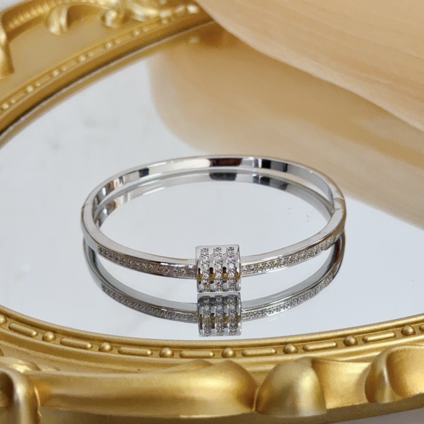 Piaget Possession Bracelet Watch silver case / diamond-set bezel / no dial visible / silver bangle 0mm Women's Quartz