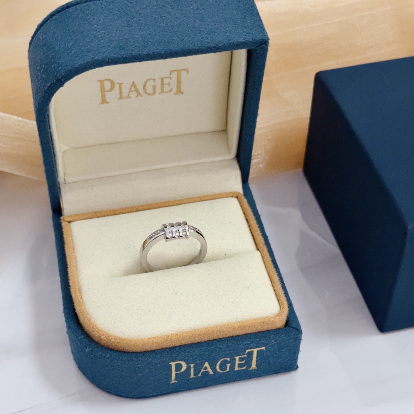 NO:642968,Piaget ring, high-end customized version, inlaid with diamonds, made of V gold, showing luxury in every detail. The metal texture and texture complement each other, shining under the light, reflecting the luxury and elegance., jewelry boutique, Piaget, ring19860909Piaget伯爵戒指,高端定制版本 镶嵌钻工艺 ,V金材质 ,细节处尽显奢华.金属质感与纹理相互映衬,光线之下,熠熠生辉,体现了奢华与典雅的气质.,饰品精品,piaget,ring,Jewelry