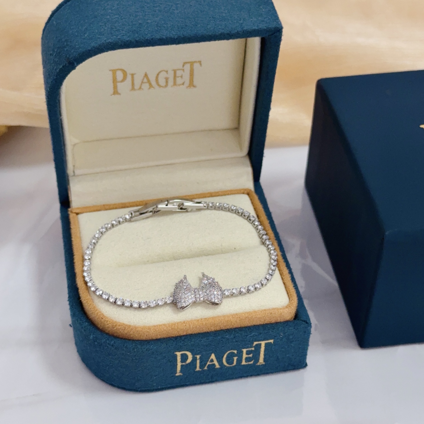 NO:642970,Piaget bracelet, high-end customized version, inlaid with diamonds, made of V gold material, showing luxury in every detail. The metal texture and texture complement each other, shining under the light, reflecting the luxury and elegance. Whether it is a business occasion or a sweet date, it can highlight the delicacy and elegance~ It is so beautiful to get it, it is definitely your dream bracelet., jewelry boutique, Piaget, bracelet19860909Piaget伯爵手链,高端定制版本 镶嵌钻工艺 ,V金材质 ,细节处尽显奢华.金属质感与纹理相互映衬,光线之下,熠熠生辉,体现了奢华与典雅的气质.无论是商务场合还是甜蜜约会都能凸显精致和优雅~上手都太美了,绝对是你的梦中情镯.,饰品精品,piaget,bracelet,Jewelry