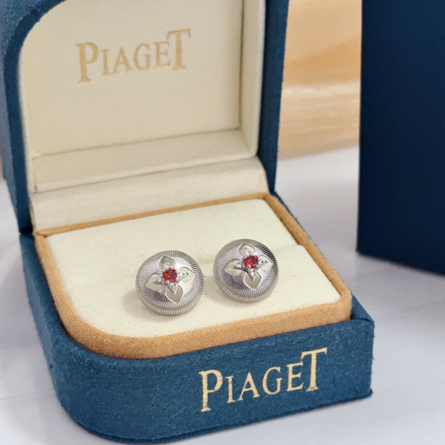 NO:642972,Piaget earrings, high-end customized version, inlaid with diamonds, made of V gold material, showing luxury in every detail. The metal texture and texture complement each other, shining under the light, reflecting the luxury and elegance., fine jewelry, Piaget19860909Piaget伯爵耳钉,高端定制版本 镶嵌钻工艺 ,V金材质 ,细节处尽显奢华.金属质感与纹理相互映衬,光线之下,熠熠生辉,体现了奢华与典雅的气质.,饰品精品,piaget,Jewelry