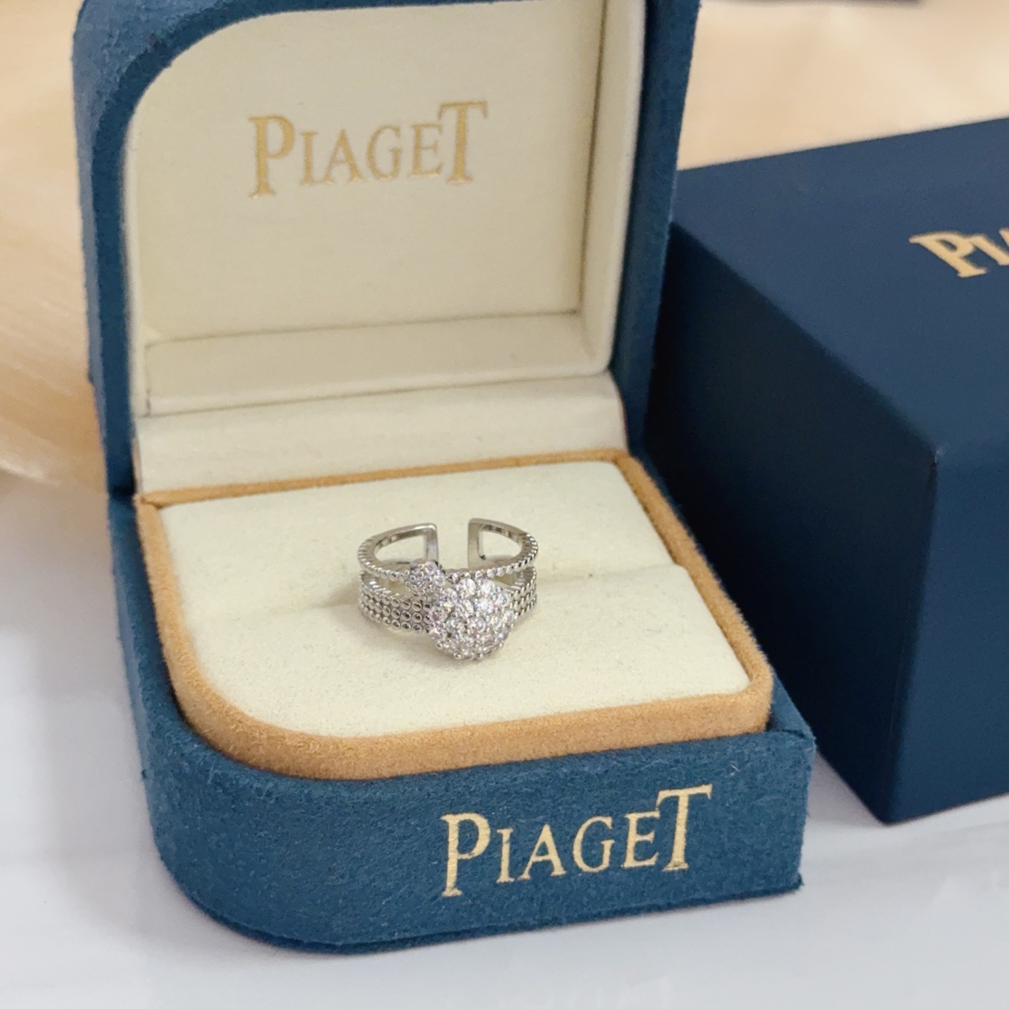 NO:642974,Piaget ring, high-end customized version, inlaid with diamonds, made of V gold, showing luxury in every detail. The metal texture and texture complement each other, shining under the light, reflecting the luxury and elegance., jewelry boutique, Piaget, ring19860909Piaget伯爵戒指,高端定制版本 镶嵌钻工艺 ,V金材质 ,细节处尽显奢华.金属质感与纹理相互映衬,光线之下,熠熠生辉,体现了奢华与典雅的气质.,饰品精品,piaget,ring,Jewelry