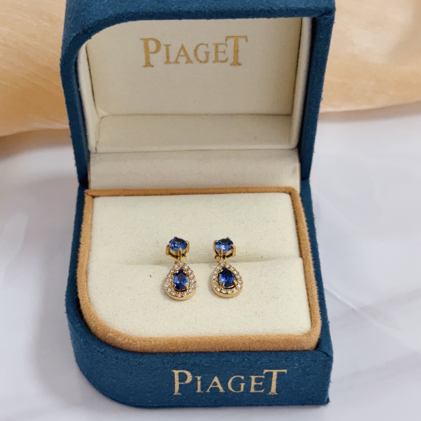 NO:642976,Piaget earrings, high-end customized version, inlaid with diamonds, made of V gold material, showing luxury in every detail. The metal texture and texture complement each other, shining under the light, reflecting the luxury and elegance., fine jewelry, Piaget19860909Piaget伯爵耳钉,高端定制版本 镶嵌钻工艺 ,V金材质 ,细节处尽显奢华.金属质感与纹理相互映衬,光线之下,熠熠生辉,体现了奢华与典雅的气质.,饰品精品,piaget,Jewelry