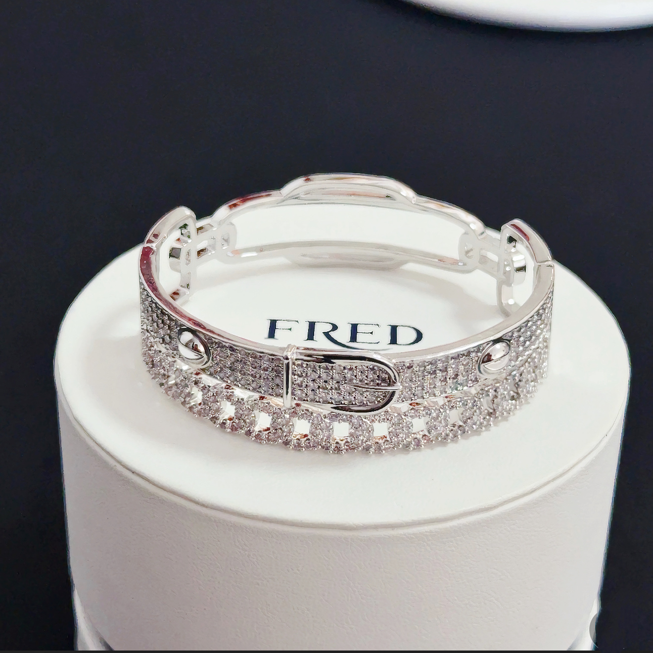 NO:642978,Popular Frederic full diamond horseshoe buckle bracelet, classic and versatile, a must-have item for fashionistas, fashionable and exquisite, 11 pairs of customized versions, thickened 18k electroplating process, the effect is very versatile!  !  , jewelry boutique, bracelet19860909火爆 费雷德满钻马蹄扣手镯 经典百搭,网红达人 时尚一族备必单品,时尚精致,11对版定制,加厚电镀18k工艺,上手效果非常百搭！！,饰品精品,bracelet,Jewelry