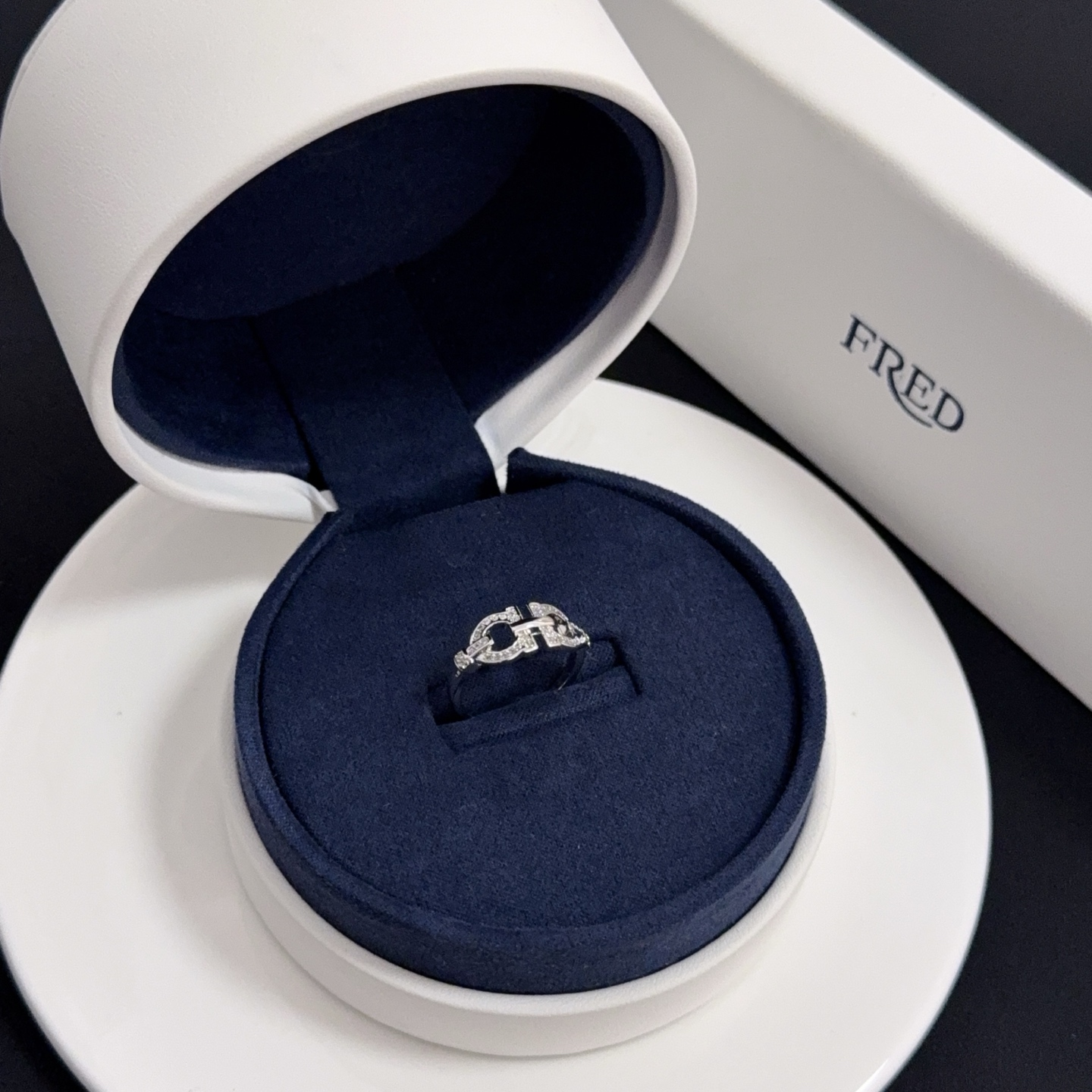 NO:642982,Popular Frederic full diamond open ring, classic and versatile, a must-have item for Internet celebrities, fashionable and exquisite, 11 pairs of customized versions, thickened 18k electroplating process., jewelry boutique, ring19860909火爆 费雷德满钻开口戒指,经典百搭,网红达人 时尚一族备必单品时尚精致,11对版定制,加厚电镀18k工艺.,饰品精品,ring,Jewelry