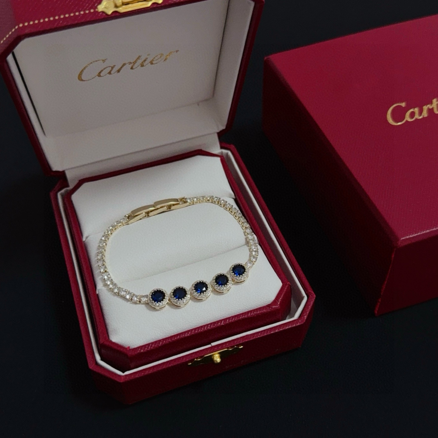 NO:642780,Cartier diamond-encrusted bracelet, high-end customized version, diamond-encrusted craftsmanship, V-gold material, classic and fashionable style, reconstructing the aesthetics of love with sharp lines!  Breaking the rules, the diamond-encrusted design actually achieves the ceiling of high-end sense - no need for flashy accumulation, love should be as pure as ever. Cartier is loved by many celebrities and Internet celebrities. The Leopard series bracelet is absolutely an eternal classic, and it is not limited to men and women, and there is no age limit!  Wear it and you will be the center of attention!  , jewelry boutique,cartier,bracelet,bracelet19860909卡地亚镶钻手链 高端定制版本 镶嵌钻工艺 V金材质 经典而时尚风格 用凌厉线条重构爱情美学！打破常规,镶嵌钻设计反而成就高级感天花板——无需浮华堆砌,爱本应纯粹如初 卡地亚受众多明星网红的爱戴 豹子系列手镯 绝对是永恒经典 而且男女不限 年龄不限 ！戴上它你就是焦点！,饰品精品,cartier,bracelet,bracelet,Jewelry