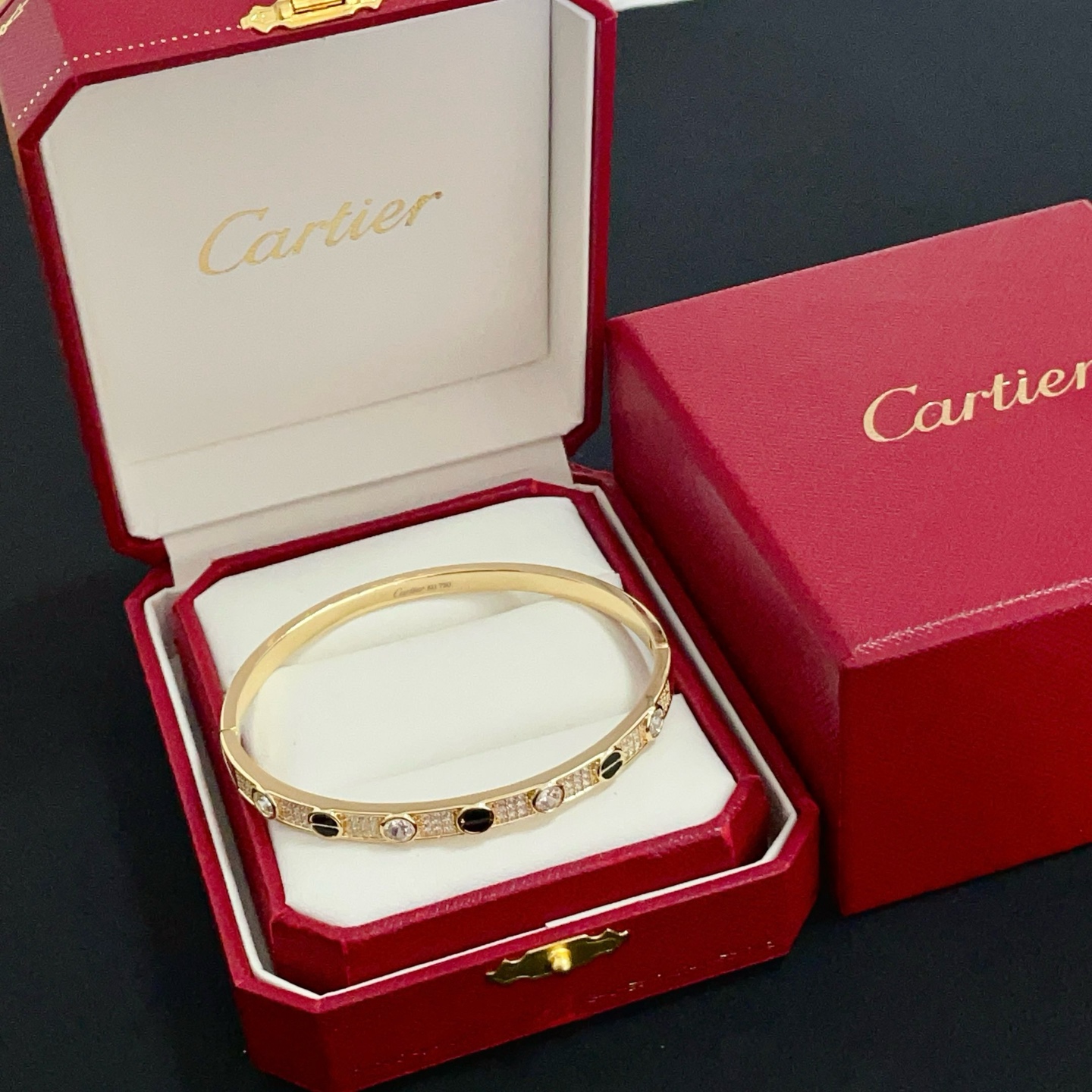 NO:642785,Cartier diamond-encrusted bracelet, high-end customized version, diamond-encrusted craftsmanship, V gold material, classic and fashionable style, reconstruct the aesthetics of love with sharp lines!  Breaking the rules, the diamond-encrusted design actually achieves the ceiling of high-end sense - no need for flashy accumulation, love should be as pure as ever. Cartier is loved by many celebrities and Internet celebrities. The Leopard series bracelet is absolutely an eternal classic, and it is not limited to men and women, and there is no age limit!  Wear it and you will be the center of attention!  , jewelry boutique, cartier, bracelet19860909卡地亚镶钻手镯 高端定制版本 镶嵌钻工艺 V金材质 经典而时尚风格 用凌厉线条重构爱情美学！打破常规,镶嵌钻设计反而成就高级感天花板——无需浮华堆砌,爱本应纯粹如初 卡地亚受众多明星网红的爱戴 豹子系列手镯 绝对是永恒经典 而且男女不限 年龄不限 ！戴上它你就是焦点！,饰品精品,cartier,bracelet,Jewelry