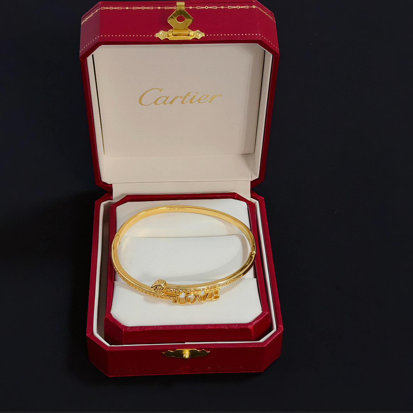 NO:642795,Cartier diamond-encrusted nail bracelet, high-end customized version, diamond-encrusted craftsmanship, V gold material, classic and fashionable style, reconstruct the aesthetics of love with sharp lines!  Breaking the rules, the diamond-encrusted design actually achieves the ceiling of high-end sense - no need for flashy accumulation, love should be as pure as ever. Cartier is loved by many celebrities and Internet celebrities. The Leopard series bracelet is absolutely an eternal classic, and it is not limited to men and women, and there is no age limit!  Wear it and you will be the center of attention!  , jewelry boutique, cartier, bracelet19860909卡地亚镶钻钉子手镯 高端定制版本 镶嵌钻工艺 V金材质 经典而时尚风格 用凌厉线条重构爱情美学！打破常规,镶嵌钻设计反而成就高级感天花板——无需浮华堆砌,爱本应纯粹如初 卡地亚受众多明星网红的爱戴 豹子系列手镯 绝对是永恒经典 而且男女不限 年龄不限 ！戴上它你就是焦点！,饰品精品,cartier,bracelet,Jewelry