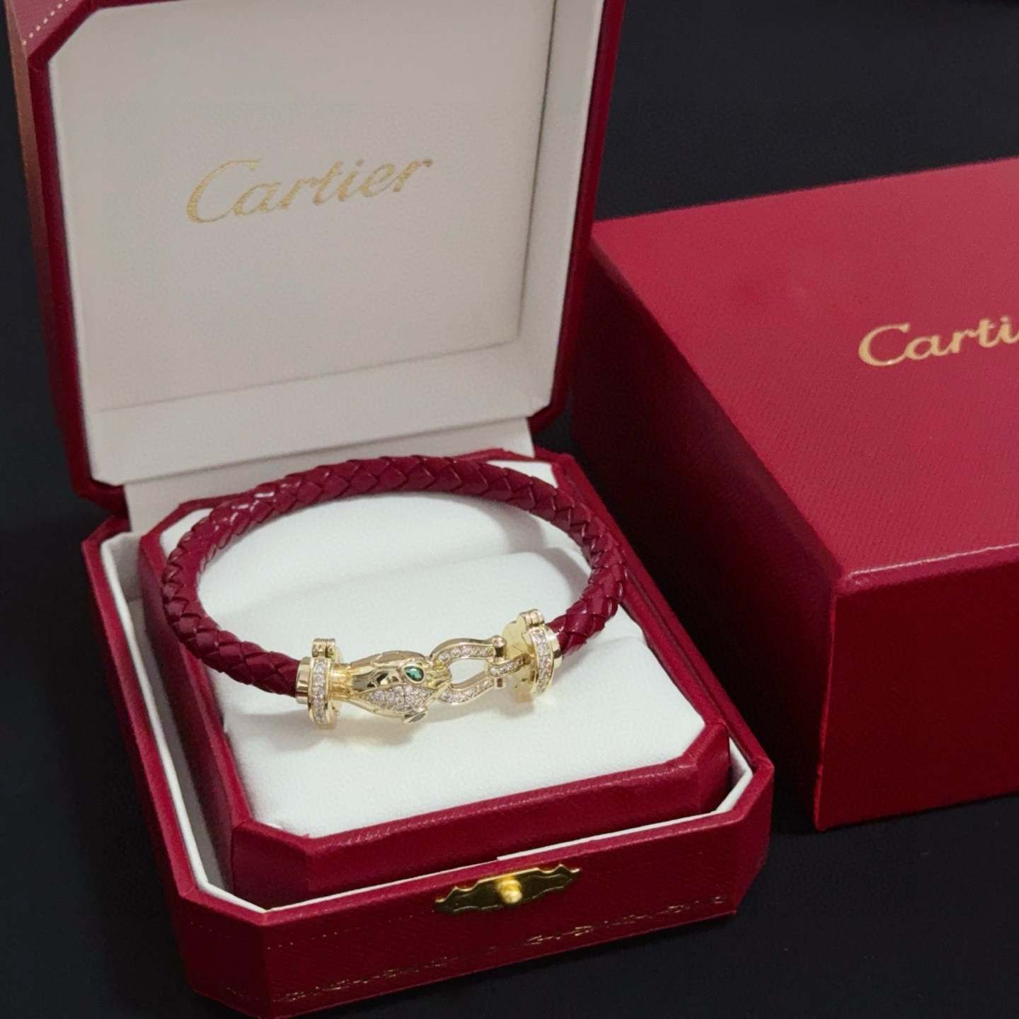 NO:642807,Cartier diamond-encrusted leather cord bracelet. High-end customized version. Diamond-encrusted craftsmanship. V gold material. Classic and fashionable style. Reconstruct the aesthetics of love with sharp lines!  Breaking the rules, the diamond-encrusted design actually achieves the ceiling of high-end sense - no need for flashy accumulation, love should be as pure as ever. Cartier is loved by many celebrities and Internet celebrities. The Leopard series bracelet is absolutely an eternal classic, and it is not limited to men and women, and there is no age limit!  Wear it and you will be the center of attention!  , jewelry boutique, cartier, bracelet19860909卡地亚镶钻皮绳手镯 高端定制版本 镶嵌钻工艺 V金材质 经典而时尚风格 用凌厉线条重构爱情美学！打破常规,镶嵌钻设计反而成就高级感天花板——无需浮华堆砌,爱本应纯粹如初 卡地亚受众多明星网红的爱戴 豹子系列手镯 绝对是永恒经典 而且男女不限 年龄不限 ！戴上它你就是焦点！,饰品精品,cartier,bracelet,Jewelry