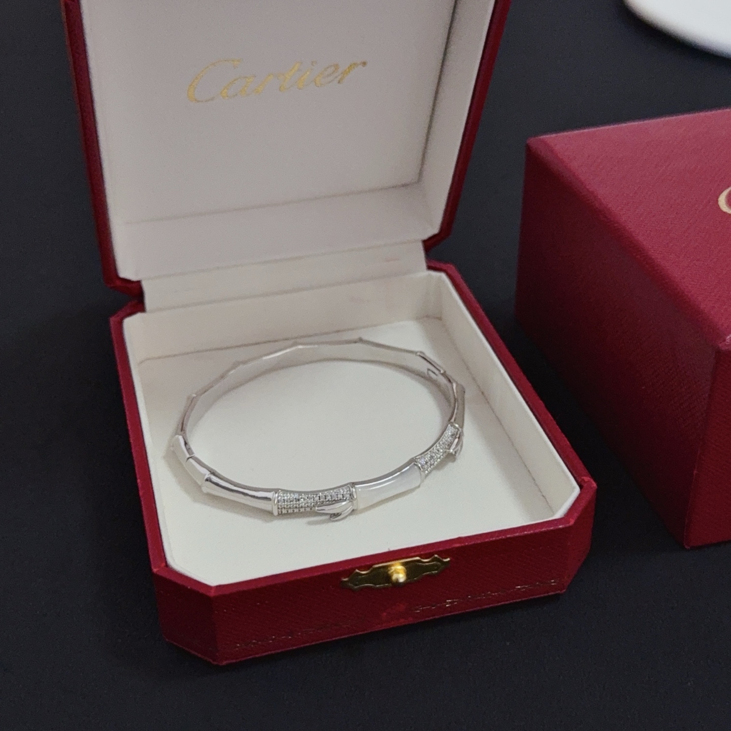 NO:642812,Cartier diamond-encrusted bracelet, high-end customized version, diamond-encrusted craftsmanship, V gold material, classic and fashionable style, reconstruct the aesthetics of love with sharp lines!  Breaking the rules, the diamond-encrusted design actually achieves the ceiling of high-end sense - no need for flashy accumulation, love should be as pure as ever. Cartier is loved by many celebrities and Internet celebrities. The Leopard series bracelet is absolutely an eternal classic, and it is not limited to men and women, and there is no age limit!  Wear it and you will be the center of attention!  , jewelry boutique, cartier, bracelet19860909卡地亚镶钻手镯 高端定制版本 镶嵌钻工艺 V金材质 经典而时尚风格 用凌厉线条重构爱情美学！打破常规,镶嵌钻设计反而成就高级感天花板——无需浮华堆砌,爱本应纯粹如初 卡地亚受众多明星网红的爱戴 豹子系列手镯 绝对是永恒经典 而且男女不限 年龄不限 ！戴上它你就是焦点！,饰品精品,cartier,bracelet,Jewelry