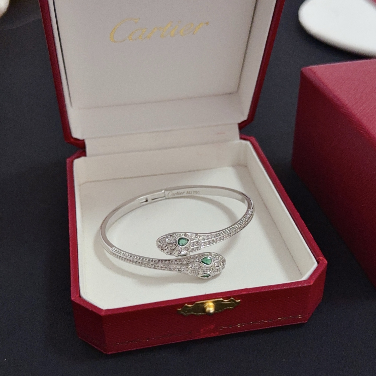 NO:642827,Cartier diamond-encrusted bracelet, high-end customized version, diamond-encrusted craftsmanship, V gold material, classic and fashionable style, reconstruct the aesthetics of love with sharp lines!  Breaking the rules, the diamond-encrusted design actually achieves the ceiling of high-end sense - no need for flashy accumulation, love should be as pure as ever. Cartier is loved by many celebrities and Internet celebrities. The Leopard series bracelet is absolutely an eternal classic, and it is not limited to men and women, and there is no age limit!  Wear it and you will be the center of attention!  , jewelry boutique, cartier, bracelet19860909卡地亚镶钻手镯 高端定制版本 镶嵌钻工艺 V金材质 经典而时尚风格 用凌厉线条重构爱情美学！打破常规,镶嵌钻设计反而成就高级感天花板——无需浮华堆砌,爱本应纯粹如初 卡地亚受众多明星网红的爱戴 豹子系列手镯 绝对是永恒经典 而且男女不限 年龄不限 ！戴上它你就是焦点！,饰品精品,cartier,bracelet,Jewelry