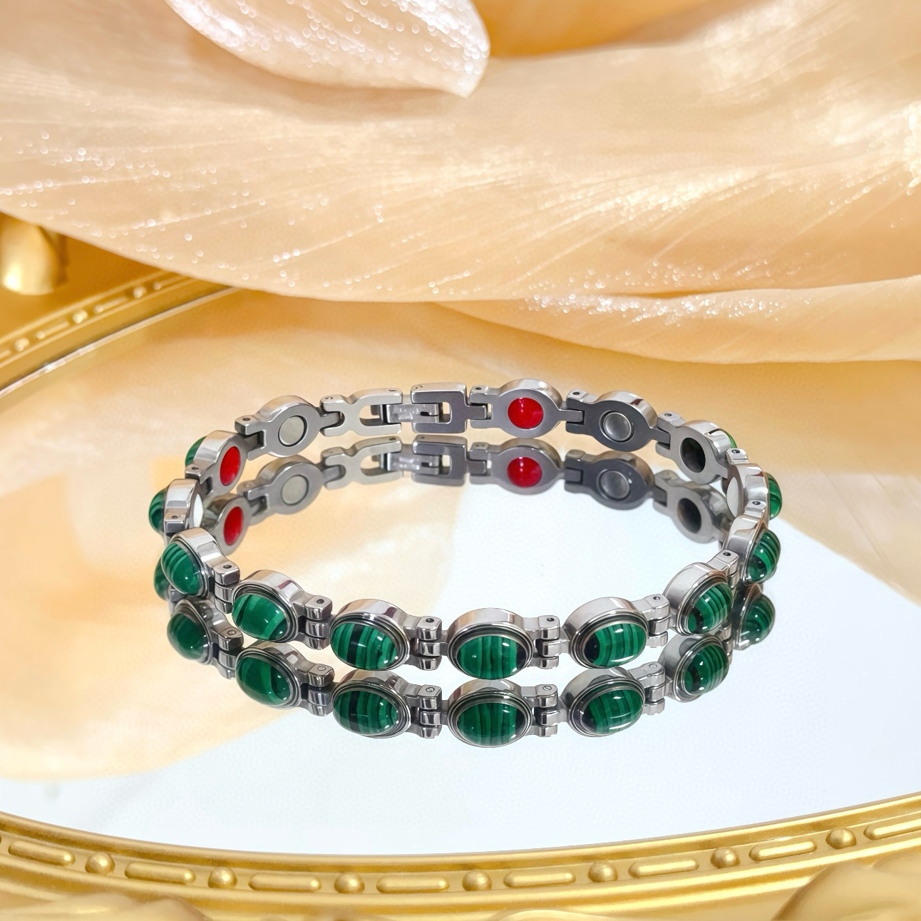 NO:642808,Piaget bracelet is a high-end customized version with diamond inlay technology and V-gold material. The details are full of luxury. The metal texture and texture complement each other and shine under the light, reflecting the luxury and elegance. Whether it is a business occasion or a sweet date, it can highlight the delicacy and elegance. It is so beautiful to get it. It is definitely your dream bracelet., jewelry boutique, Piaget, bracelet19860909Piaget伯爵手链 高端定制版本 镶嵌钻工艺 ,V金材质 ,细节处尽显奢华.金属质感与纹理相互映衬,光线之下,熠熠生辉,体现了奢华与典雅的气质.无论是商务场合还是甜蜜约会都能凸显精致和优雅~上手都太美了,绝对是你的梦中情镯.,饰品精品,piaget,bracelet,Jewelry