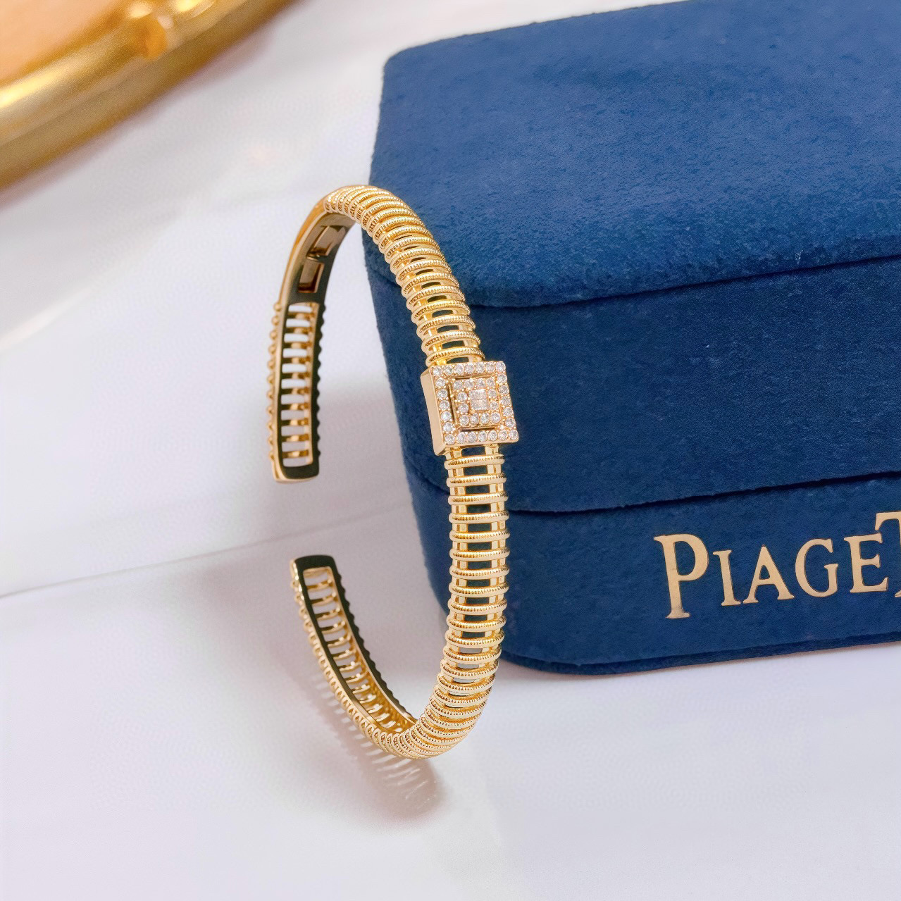 NO:642813,Piaget bracelet is a high-end customized version with inlaid diamond craftsmanship and V-gold material. The details are luxurious. The metal texture and texture complement each other and shine under the light, reflecting the luxury and elegance. Whether it is a business occasion or a sweet date, it can highlight delicacy and elegance. It is so beautiful when you get it. It is definitely your dream bracelet., jewelry boutique, Piaget, bracelet19860909Piaget伯爵手镯 高端定制版本 镶嵌钻工艺 ,V金材质 ,细节处尽显奢华.金属质感与纹理相互映衬,光线之下,熠熠生辉,体现了奢华与典雅的气质.无论是商务场合还是甜蜜约会都能凸显精致和优雅~上手都太美了,绝对是你的梦中情镯.,饰品精品,piaget,bracelet,Jewelry