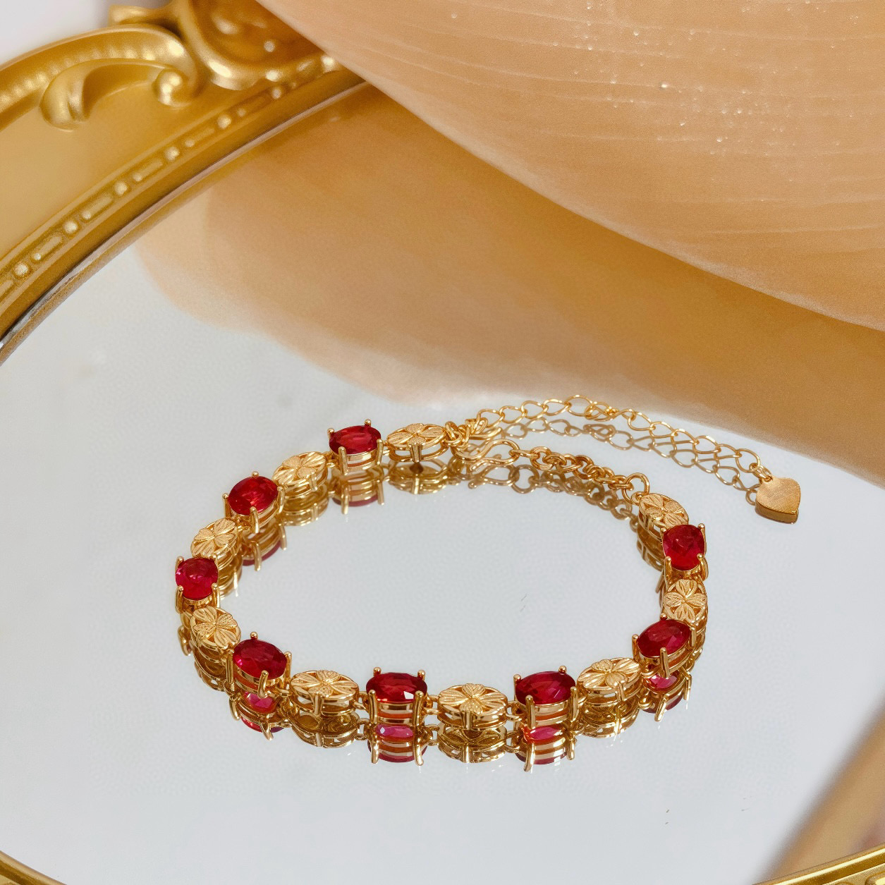 NO:642818,Piaget bracelet is a high-end customized version with diamond inlay technology and V-gold material. The details are full of luxury. The metal texture and texture complement each other and shine under the light, reflecting the luxury and elegance. Whether it is a business occasion or a sweet date, it can highlight the delicacy and elegance. It is so beautiful to get it. It is definitely your dream bracelet., jewelry boutique, Piaget, bracelet19860909Piaget伯爵手链 高端定制版本 镶嵌钻工艺 ,V金材质 ,细节处尽显奢华.金属质感与纹理相互映衬,光线之下,熠熠生辉,体现了奢华与典雅的气质.无论是商务场合还是甜蜜约会都能凸显精致和优雅~上手都太美了,绝对是你的梦中情镯.,饰品精品,piaget,bracelet,Jewelry