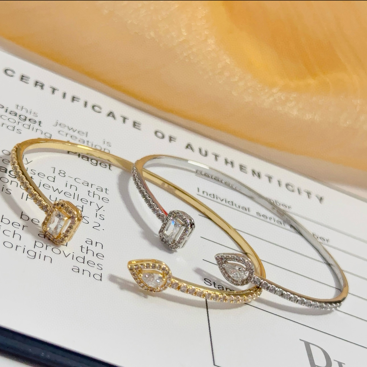 NO:642823,Piaget bracelet is a high-end customized version with inlaid diamond craftsmanship and V-gold material. The details are luxurious. The metal texture and texture complement each other and shine under the light, reflecting the luxury and elegance. Whether it is a business occasion or a sweet date, it can highlight delicacy and elegance. It is so beautiful when you get it. It is definitely your dream bracelet., jewelry boutique, Piaget, bracelet19860909Piaget伯爵手镯 高端定制版本 镶嵌钻工艺 ,V金材质 ,细节处尽显奢华.金属质感与纹理相互映衬,光线之下,熠熠生辉,体现了奢华与典雅的气质.无论是商务场合还是甜蜜约会都能凸显精致和优雅~上手都太美了,绝对是你的梦中情镯.,饰品精品,piaget,bracelet,Jewelry