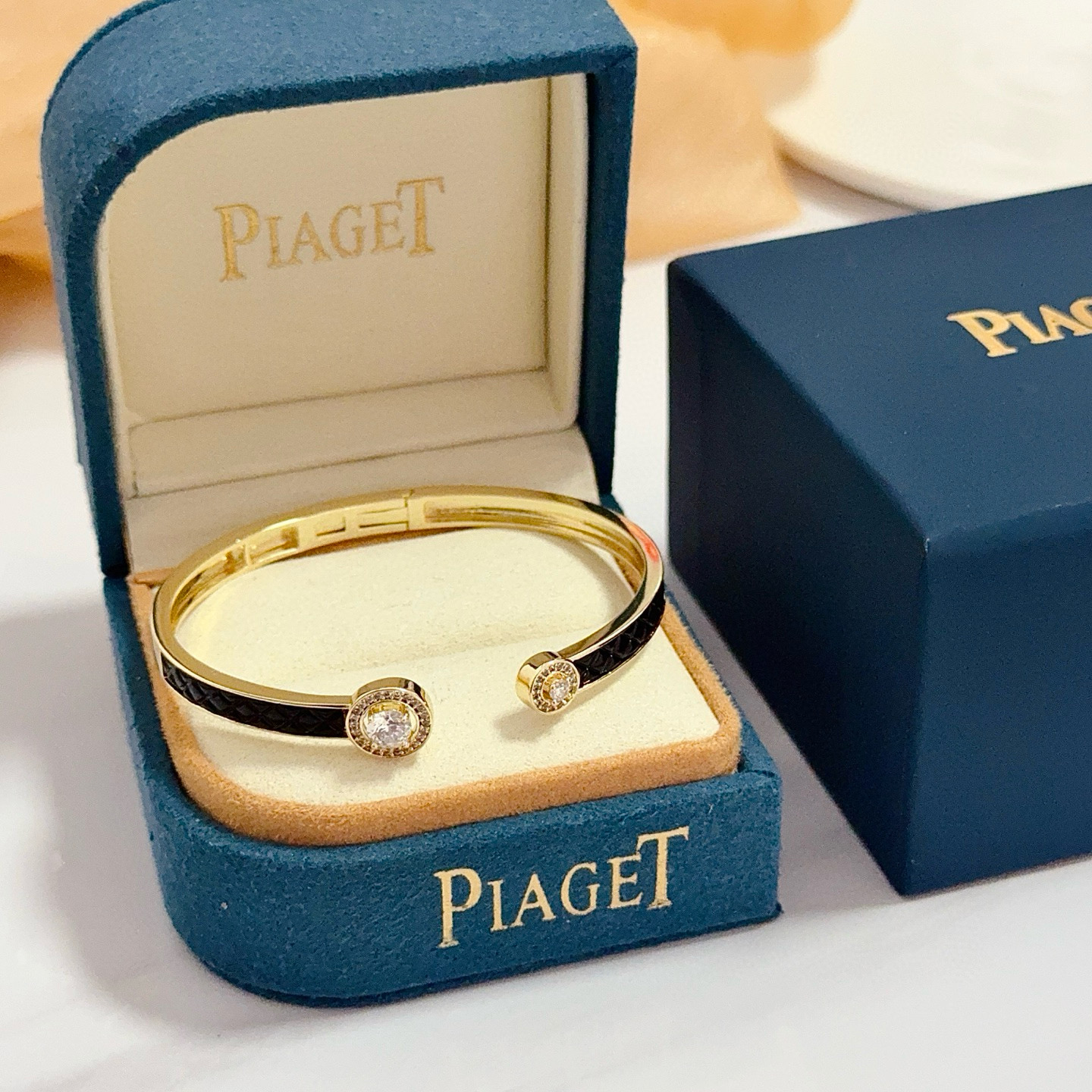 NO:642828,Piaget bracelet, high-end customized version, inlaid with diamonds, made of V gold material, showing luxury in every detail. The metal texture and texture complement each other, shining under the light, reflecting the luxury and elegance. Whether it is a business occasion or a sweet date, it can highlight the delicacy and elegance~ It is so beautiful to get it, it is definitely your dream bracelet., jewelry boutique, Piaget, bracelet19860909Piaget伯爵手镯, 高端定制版本 镶嵌钻工艺 ,V金材质 ,细节处尽显奢华.金属质感与纹理相互映衬,光线之下,熠熠生辉,体现了奢华与典雅的气质.无论是商务场合还是甜蜜约会都能凸显精致和优雅~上手都太美了,绝对是你的梦中情镯.,饰品精品,piaget,bracelet,Jewelry