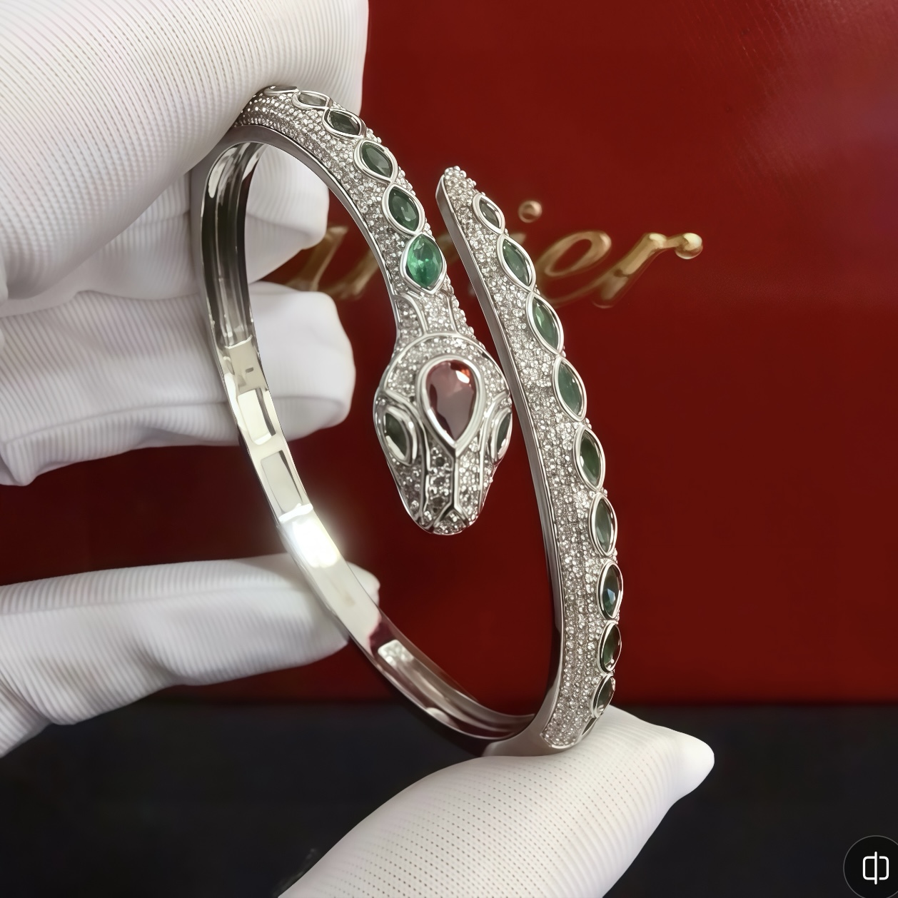 NO:642838,Cartier leopard diamond bracelet, high-end customized version, diamond-encrusted craftsmanship, V gold material, classic and fashionable style, reconstruct the aesthetics of love with sharp lines!  Breaking the rules, the diamond-encrusted design actually achieves the ceiling of high-end sense - no need for flashy accumulation, love should be as pure as ever. Cartier is loved by many celebrities and Internet celebrities. The Leopard series bracelet is absolutely an eternal classic, and it is not limited to men and women, and there is no age limit!  Wear it and you will be the center of attention!  , jewelry boutique, cartier, bracelet19860909卡地亚豹子镶钻手镯 高端定制版本 镶嵌钻工艺 V金材质 经典而时尚风格 用凌厉线条重构爱情美学！打破常规,镶嵌钻设计反而成就高级感天花板——无需浮华堆砌,爱本应纯粹如初 卡地亚受众多明星网红的爱戴 豹子系列手镯 绝对是永恒经典 而且男女不限 年龄不限 ！戴上它你就是焦点！,饰品精品,cartier,bracelet,Jewelry