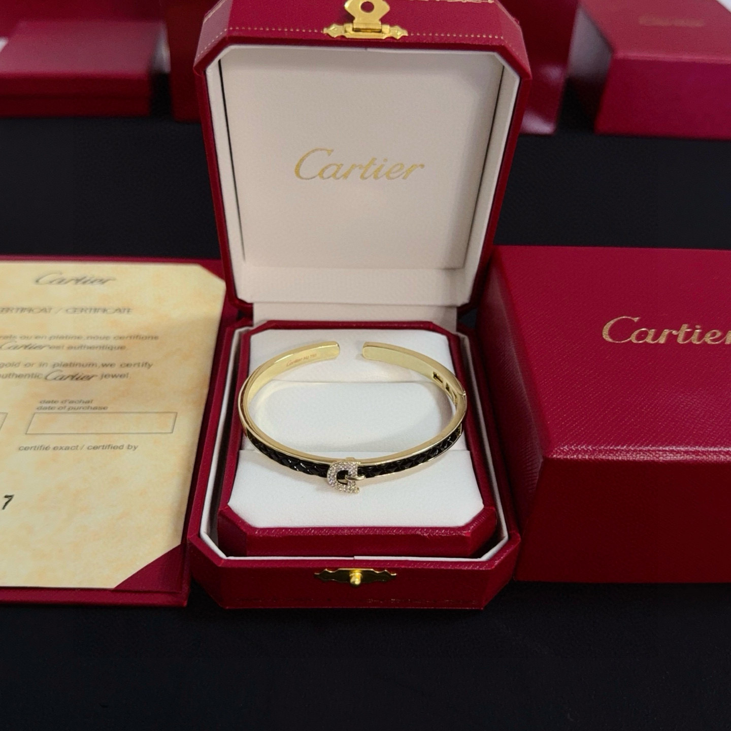 NO:642842,Cartier diamond-encrusted bracelet, high-end customized version, diamond-encrusted craftsmanship, V gold material, classic and fashionable style, reconstruct the aesthetics of love with sharp lines!  Breaking the rules, the diamond-encrusted design actually achieves the ceiling of high-end sense - no need for flashy accumulation, love should be as pure as ever. Cartier is loved by many celebrities and Internet celebrities. The Leopard series bracelet is absolutely an eternal classic, and it is not limited to men and women, and there is no age limit!  Wear it and you will be the center of attention!  , jewelry boutique, cartier, bracelet19860909卡地亚镶钻手镯 高端定制版本 镶嵌钻工艺 V金材质 经典而时尚风格 用凌厉线条重构爱情美学！打破常规,镶嵌钻设计反而成就高级感天花板——无需浮华堆砌,爱本应纯粹如初 卡地亚受众多明星网红的爱戴 豹子系列手镯 绝对是永恒经典 而且男女不限 年龄不限 ！戴上它你就是焦点！,饰品精品,cartier,bracelet,Jewelry