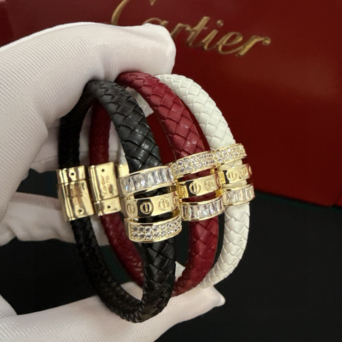 Cartier 卡地亚love镶钻皮绳手镯 高端定制版本 镶嵌钻工艺 V金材质 而 风格 用凌厉线条重构爱情美学 打破常规
