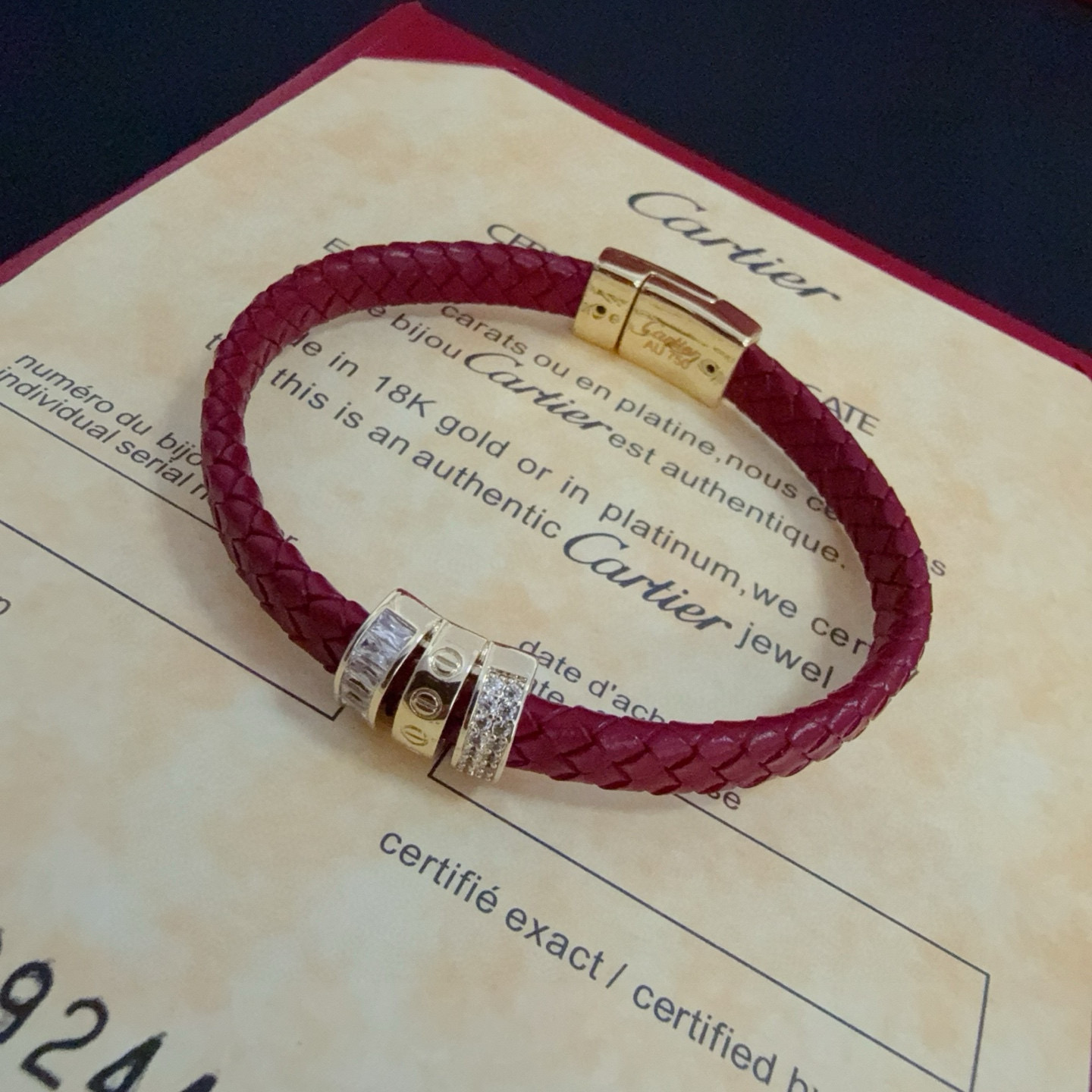 Cartier 卡地亚love镶钻皮绳手镯 高端定制版本 镶嵌钻工艺 V金材质 而 风格 用凌厉线条重构爱情美学 打破常规