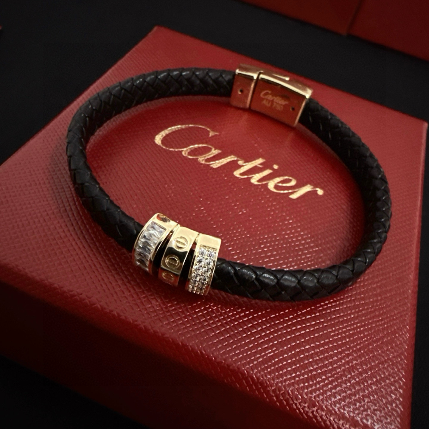 Cartier 卡地亚love镶钻皮绳手镯 高端定制版本 镶嵌钻工艺 V金材质 而 风格 用凌厉线条重构爱情美学 打破常规