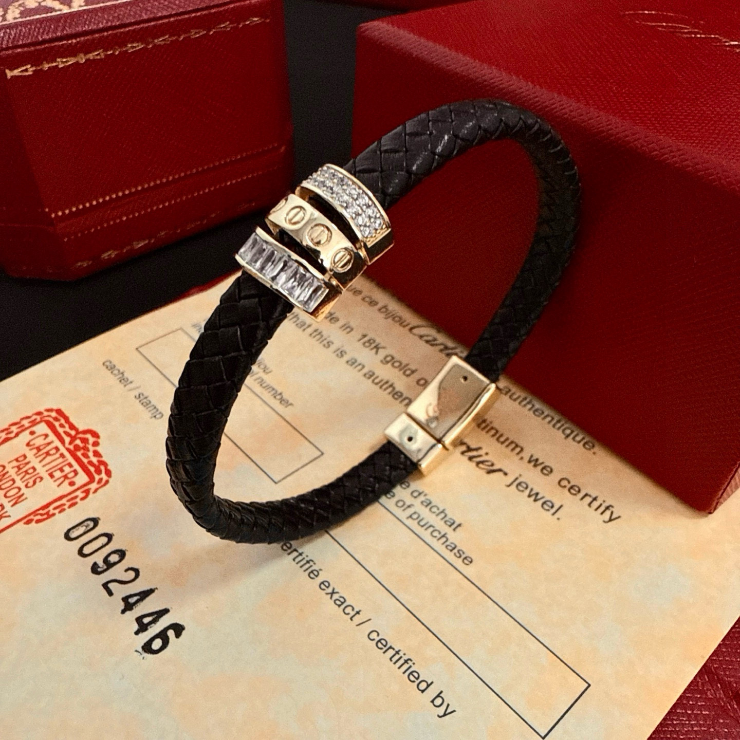 Cartier 卡地亚love镶钻皮绳手镯 高端定制版本 镶嵌钻工艺 V金材质 而 风格 用凌厉线条重构爱情美学 打破常规