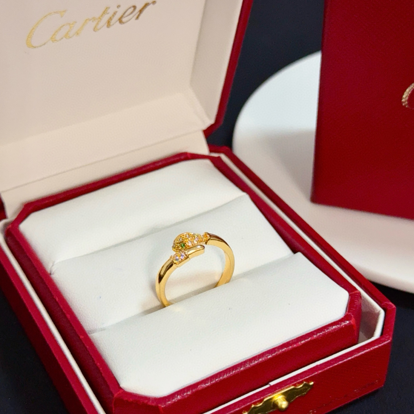 NO:642859,Cartier diamond-set ring, high-end customized version, diamond-set technology, V gold material, classic and fashionable style, using sharp lines to reconstruct the aesthetics of love!  Breaking the rules, the diamond-encrusted design actually achieves the ceiling of high-end sense - no need for flashy accumulation, love should be as pure as ever. Cartier is loved by many celebrities and Internet celebrities. The Leopard series bracelet is absolutely an eternal classic, and it is not limited to men and women, and there is no age limit!  Wear it and you will be the center of attention!  , jewelry boutique, cartier, ring, bracelet19860909卡地亚镶钻戒指 高端定制版本 镶嵌钻工艺 V金材质 经典而时尚风格 用凌厉线条重构爱情美学！打破常规,镶嵌钻设计反而成就高级感天花板——无需浮华堆砌,爱本应纯粹如初 卡地亚受众多明星网红的爱戴 豹子系列手镯 绝对是永恒经典 而且男女不限 年龄不限 ！戴上它你就是焦点！,饰品精品,cartier,ring,bracelet,Jewelry