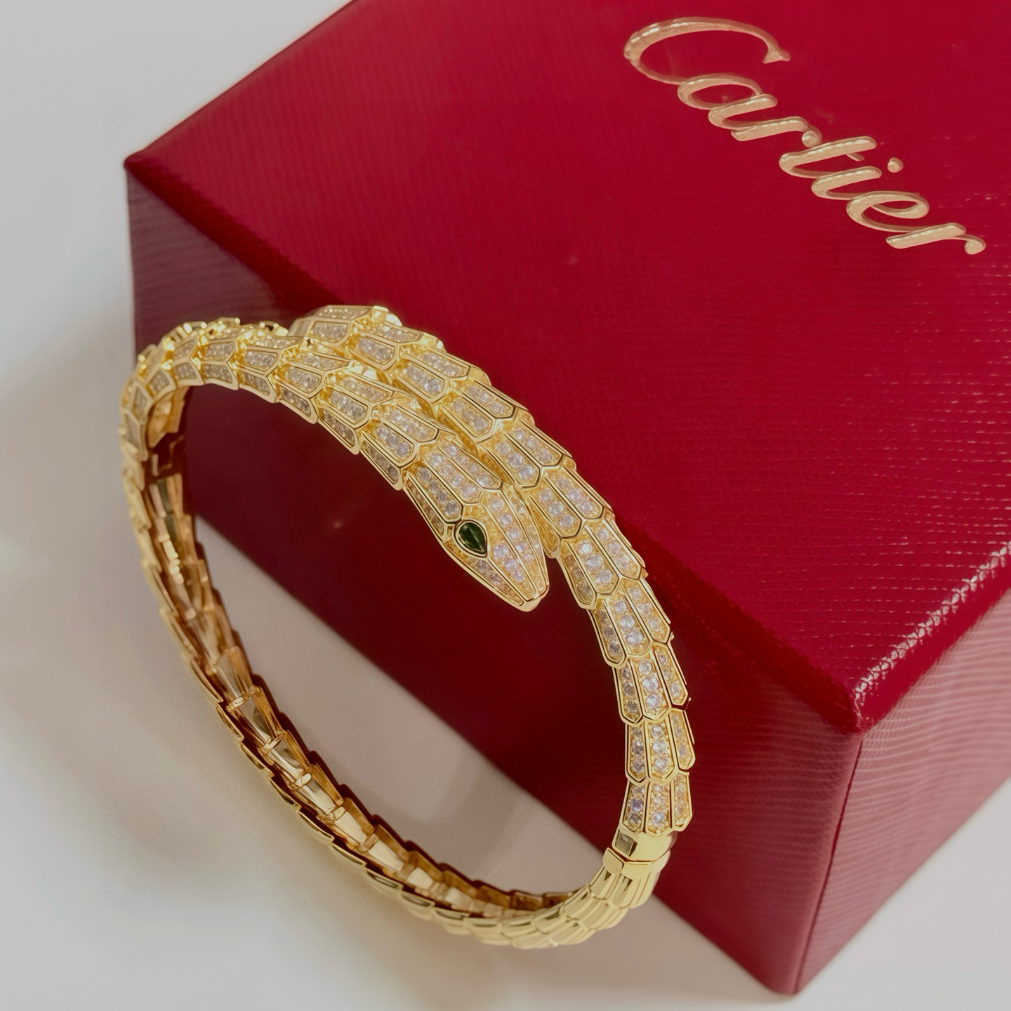 NO:642879,Cartier diamond-encrusted bracelet, high-end customized version, diamond-encrusted craftsmanship, V gold material, classic and fashionable style, reconstruct the aesthetics of love with sharp lines!  Breaking the rules, the diamond-encrusted design actually achieves the ceiling of high-end sense - no need for flashy accumulation, love should be as pure as ever. Cartier is loved by many celebrities and Internet celebrities. The Leopard series bracelet is absolutely an eternal classic, and it is not limited to men and women, and there is no age limit!  Wear it and you will be the center of attention!  , jewelry boutique, cartier, bracelet19860909卡地亚镶钻手镯 高端定制版本 镶嵌钻工艺 V金材质 经典而时尚风格 用凌厉线条重构爱情美学！打破常规,镶嵌钻设计反而成就高级感天花板——无需浮华堆砌,爱本应纯粹如初 卡地亚受众多明星网红的爱戴 豹子系列手镯 绝对是永恒经典 而且男女不限 年龄不限 ！戴上它你就是焦点！,饰品精品,cartier,bracelet,Jewelry