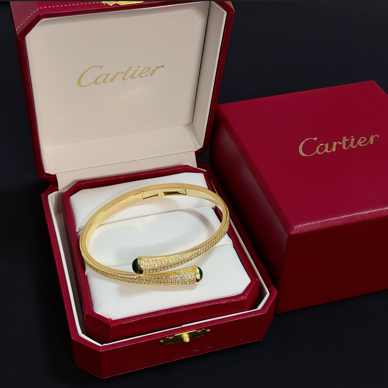 NO:642884,Cartier diamond-encrusted bracelet, high-end customized version, diamond-encrusted craftsmanship, V gold material, classic and fashionable style, reconstruct the aesthetics of love with sharp lines!  Breaking the rules, the diamond-encrusted design actually achieves the ceiling of high-end sense - no need for flashy accumulation, love should be as pure as ever. Cartier is loved by many celebrities and Internet celebrities. The Leopard series bracelet is absolutely an eternal classic, and it is not limited to men and women, and there is no age limit!  Wear it and you will be the center of attention!  , jewelry boutique, cartier, bracelet19860909卡地亚镶钻手镯 高端定制版本 镶嵌钻工艺 V金材质 经典而时尚风格 用凌厉线条重构爱情美学！打破常规,镶嵌钻设计反而成就高级感天花板——无需浮华堆砌,爱本应纯粹如初 卡地亚受众多明星网红的爱戴 豹子系列手镯 绝对是永恒经典 而且男女不限 年龄不限 ！戴上它你就是焦点！,饰品精品,cartier,bracelet,Jewelry