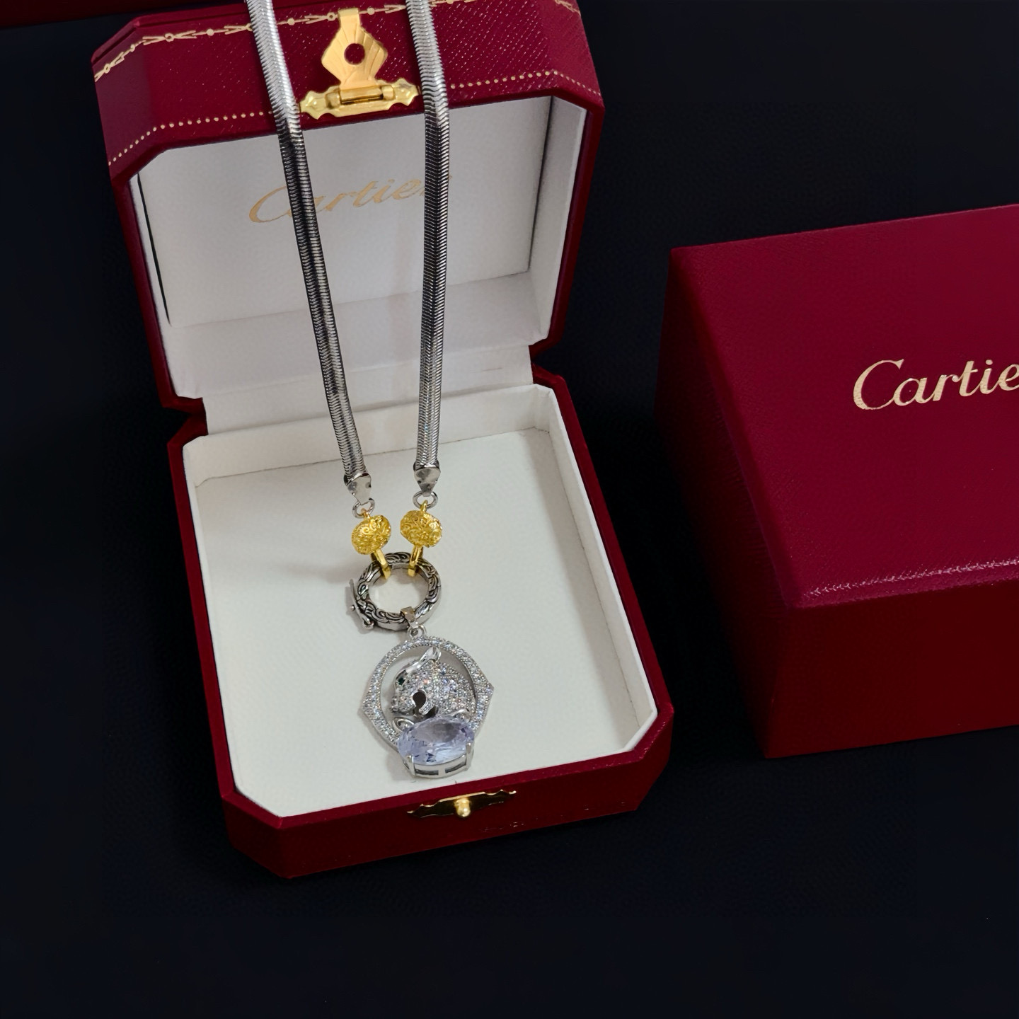 NO:642889,Cartier diamond-encrusted cheetah necklace. High-end customized version. Diamond-encrusted craftsmanship. V gold material. Classic and fashionable style. Reconstruct the aesthetics of love with sharp lines!  Breaking the rules, the diamond-encrusted design actually achieves the ceiling of high-end sense - no need for flashy accumulation, love should be as pure as ever. Cartier is loved by many celebrities and Internet celebrities. The Leopard series bracelet is absolutely an eternal classic, and it is not limited to men and women, and there is no age limit!  Wear it and you will be the center of attention!  , jewelry boutique,cartier,necklace,bracelet19860909卡地亚镶钻猎豹项链 高端定制版本 镶嵌钻工艺 V金材质 经典而时尚风格 用凌厉线条重构爱情美学！打破常规,镶嵌钻设计反而成就高级感天花板——无需浮华堆砌,爱本应纯粹如初 卡地亚受众多明星网红的爱戴 豹子系列手镯 绝对是永恒经典 而且男女不限 年龄不限 ！戴上它你就是焦点！,饰品精品,cartier,necklace,bracelet,Jewelry