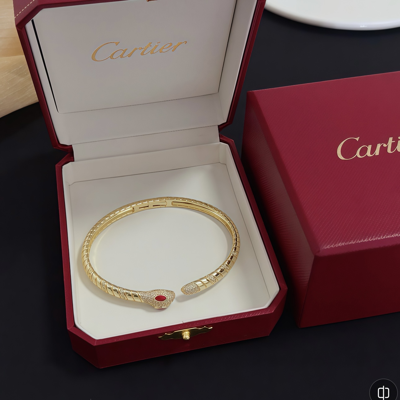 NO:642904,Cartier diamond-encrusted bracelet, high-end customized version, diamond-encrusted craftsmanship, V gold material, classic and fashionable style, reconstruct the aesthetics of love with sharp lines!  Breaking the rules, the diamond-encrusted design actually achieves the ceiling of high-end sense - no need for flashy accumulation, love should be as pure as ever. Cartier is loved by many celebrities and Internet celebrities. The Leopard series bracelet is absolutely an eternal classic, and it is not limited to men and women, and there is no age limit!  Wear it and you will be the center of attention!  , jewelry boutique, cartier, bracelet19860909卡地亚镶钻手镯 高端定制版本 镶嵌钻工艺 V金材质 经典而时尚风格 用凌厉线条重构爱情美学！打破常规,镶嵌钻设计反而成就高级感天花板——无需浮华堆砌,爱本应纯粹如初 卡地亚受众多明星网红的爱戴 豹子系列手镯 绝对是永恒经典 而且男女不限 年龄不限 ！戴上它你就是焦点！,饰品精品,cartier,bracelet,Jewelry