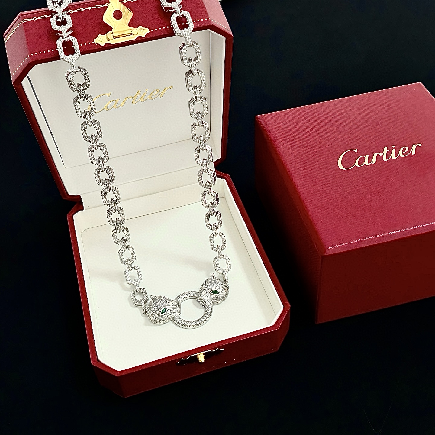 NO:642860,Cartier diamond-encrusted cheetah necklace. High-end customized version. Diamond-encrusted craftsmanship. V gold material. Classic and fashionable style. Reconstruct the aesthetics of love with sharp lines!  Breaking the rules, the diamond-encrusted design actually achieves the ceiling of high-end sense - no need for flashy accumulation, love should be as pure as ever. Cartier is loved by many celebrities and Internet celebrities. The Leopard series bracelet is absolutely an eternal classic, and it is not limited to men and women, and there is no age limit!  Wear it and you will be the center of attention!  , jewelry boutique,cartier,necklace,bracelet19860909卡地亚镶钻猎豹项链 高端定制版本 镶嵌钻工艺 V金材质 经典而时尚风格 用凌厉线条重构爱情美学！打破常规,镶嵌钻设计反而成就高级感天花板——无需浮华堆砌,爱本应纯粹如初 卡地亚受众多明星网红的爱戴 豹子系列手镯 绝对是永恒经典 而且男女不限 年龄不限 ！戴上它你就是焦点！,饰品精品,cartier,necklace,bracelet,Jewelry