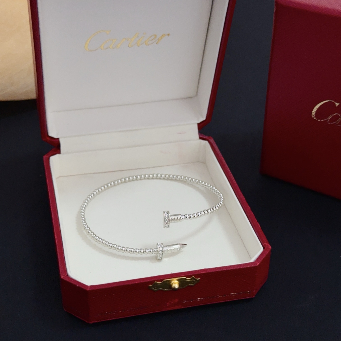 NO:642876,Cartier diamond-encrusted bracelet, high-end customized version, diamond-encrusted craftsmanship, V gold material, classic and fashionable style, reconstruct the aesthetics of love with sharp lines!  Breaking the rules, the diamond-encrusted design actually achieves the ceiling of high-end sense - no need for flashy accumulation, love should be as pure as ever. Cartier is loved by many celebrities and Internet celebrities. The Leopard series bracelet is absolutely an eternal classic, and it is not limited to men and women, and there is no age limit!  Wear it and you will be the center of attention!  , jewelry boutique, cartier, bracelet19860909卡地亚镶钻手镯 高端定制版本 镶嵌钻工艺 V金材质 经典而时尚风格 用凌厉线条重构爱情美学！打破常规,镶嵌钻设计反而成就高级感天花板——无需浮华堆砌,爱本应纯粹如初 卡地亚受众多明星网红的爱戴 豹子系列手镯 绝对是永恒经典 而且男女不限 年龄不限 ！戴上它你就是焦点！,饰品精品,cartier,bracelet,Jewelry