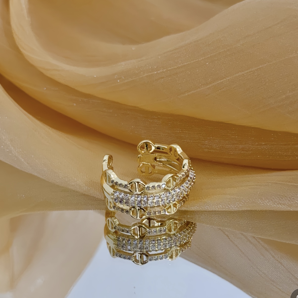 NO:642881,Cartier diamond-set ring, high-end customized version, diamond-set technology, V gold material, classic and fashionable style, using sharp lines to reconstruct the aesthetics of love!  Breaking the rules, the diamond-encrusted design actually achieves the ceiling of high-end sense - no need for flashy accumulation, love should be as pure as ever. Cartier is loved by many celebrities and Internet celebrities. The Leopard series bracelet is absolutely an eternal classic, and it is not limited to men and women, and there is no age limit!  Wear it and you will be the center of attention!  , jewelry boutique, cartier, ring, bracelet19860909卡地亚镶钻戒指 高端定制版本 镶嵌钻工艺 V金材质 经典而时尚风格 用凌厉线条重构爱情美学！打破常规,镶嵌钻设计反而成就高级感天花板——无需浮华堆砌,爱本应纯粹如初 卡地亚受众多明星网红的爱戴 豹子系列手镯 绝对是永恒经典 而且男女不限 年龄不限 ！戴上它你就是焦点！,饰品精品,cartier,ring,bracelet,Jewelry