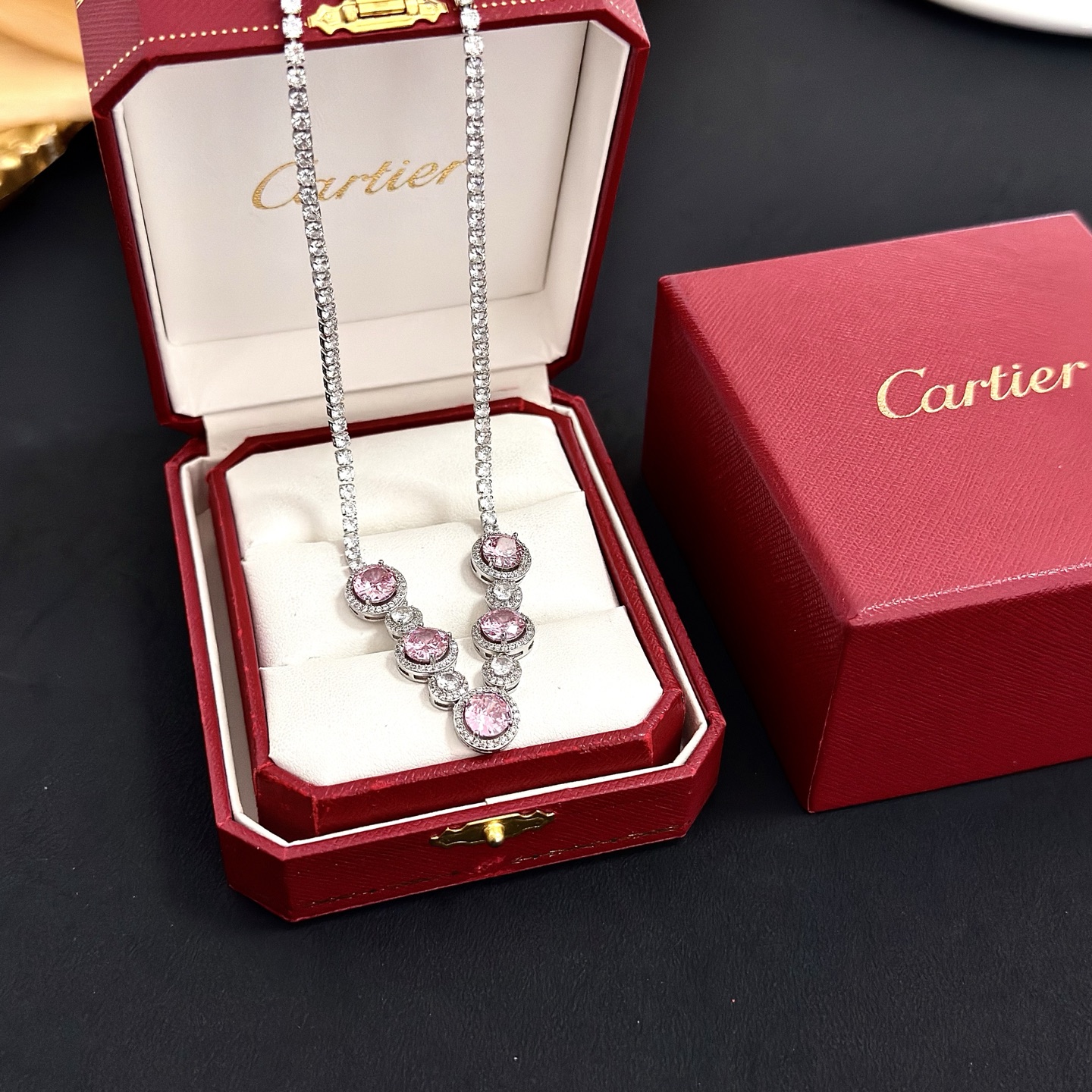 NO:642886,Cartier diamond-encrusted necklace, high-end customized version, diamond-encrusted craftsmanship, V gold material, classic and fashionable style, reconstruct the aesthetics of love with sharp lines!  Breaking the rules, the diamond-encrusted design actually achieves the ceiling of high-end sense - no need for flashy accumulation, love should be as pure as ever. Cartier is loved by many celebrities and Internet celebrities. The Leopard series bracelet is absolutely an eternal classic, and it is not limited to men and women, and there is no age limit!  Wear it and you will be the center of attention!  , jewelry boutique,cartier,necklace,bracelet19860909卡地亚镶钻项链 高端定制版本 镶嵌钻工艺 V金材质 经典而时尚风格 用凌厉线条重构爱情美学！打破常规,镶嵌钻设计反而成就高级感天花板——无需浮华堆砌,爱本应纯粹如初 卡地亚受众多明星网红的爱戴 豹子系列手镯 绝对是永恒经典 而且男女不限 年龄不限 ！戴上它你就是焦点！,饰品精品,cartier,necklace,bracelet,Jewelry