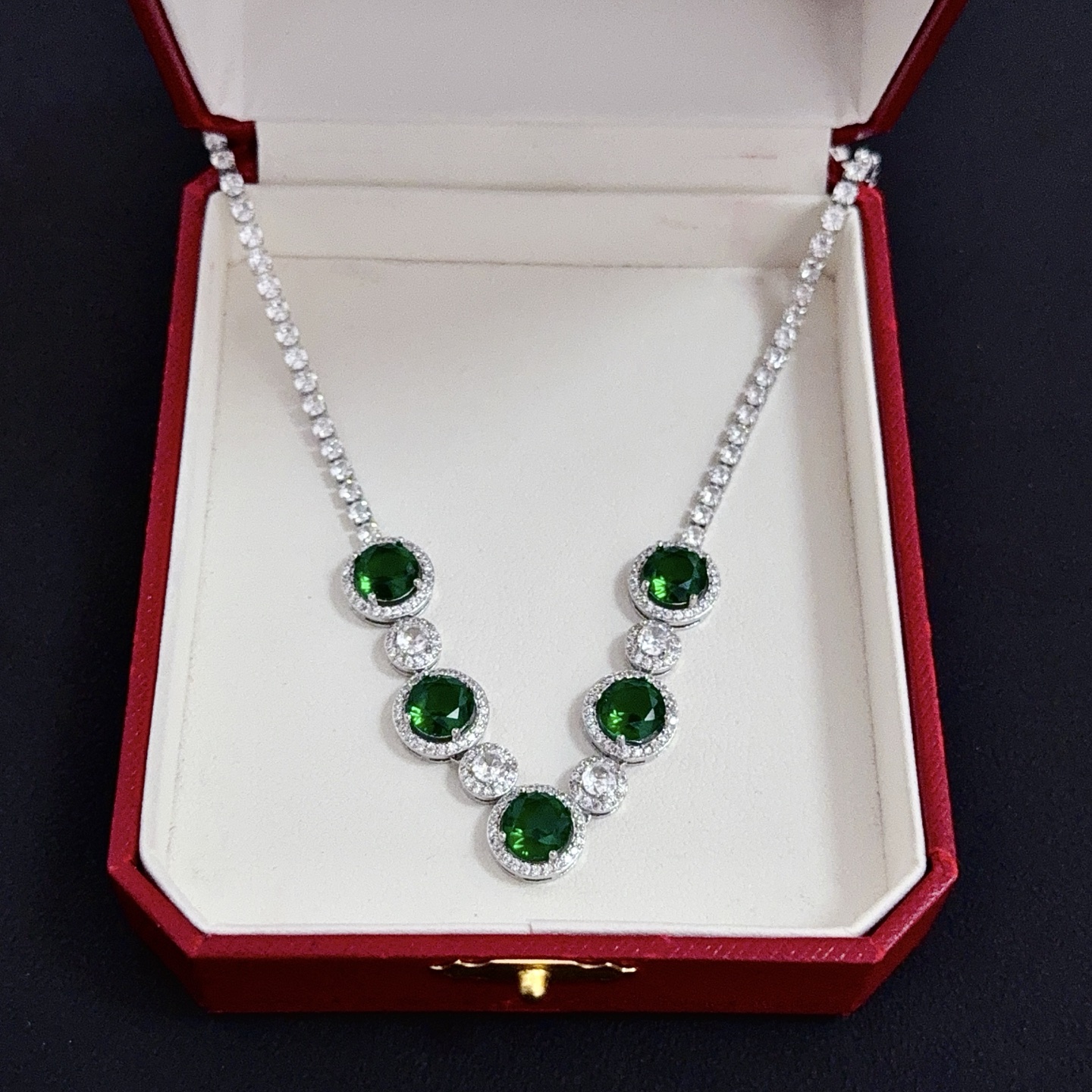 NO:642890,Cartier emerald and diamond necklace, high-end customized version, inlaid with diamond craftsmanship, V-gold material, classic and fashionable style, reconstructing the aesthetics of love with sharp lines!  Breaking the rules, the diamond-encrusted design actually achieves the ceiling of high-end sense - no need for flashy accumulation, love should be as pure as ever. Cartier is loved by many celebrities and Internet celebrities. The Leopard series bracelet is absolutely an eternal classic, and it is not limited to men and women, and there is no age limit!  Wear it and you will be the center of attention!  , jewelry boutique,cartier,necklace,bracelet19860909卡地亚祖母绿钻项链 高端定制版本 镶嵌钻工艺 V金材质 经典而时尚风格 用凌厉线条重构爱情美学！打破常规,镶嵌钻设计反而成就高级感天花板——无需浮华堆砌,爱本应纯粹如初 卡地亚受众多明星网红的爱戴 豹子系列手镯 绝对是永恒经典 而且男女不限 年龄不限 ！戴上它你就是焦点！,饰品精品,cartier,necklace,bracelet,Jewelry